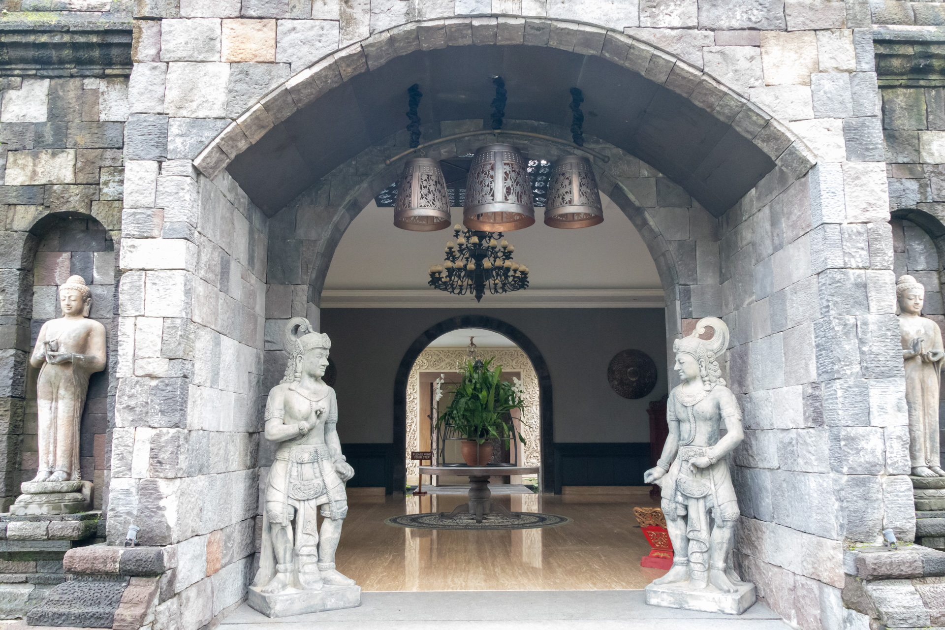 何かの遺跡かと勘違いしそうなほど壮麗なコンベンションセンター