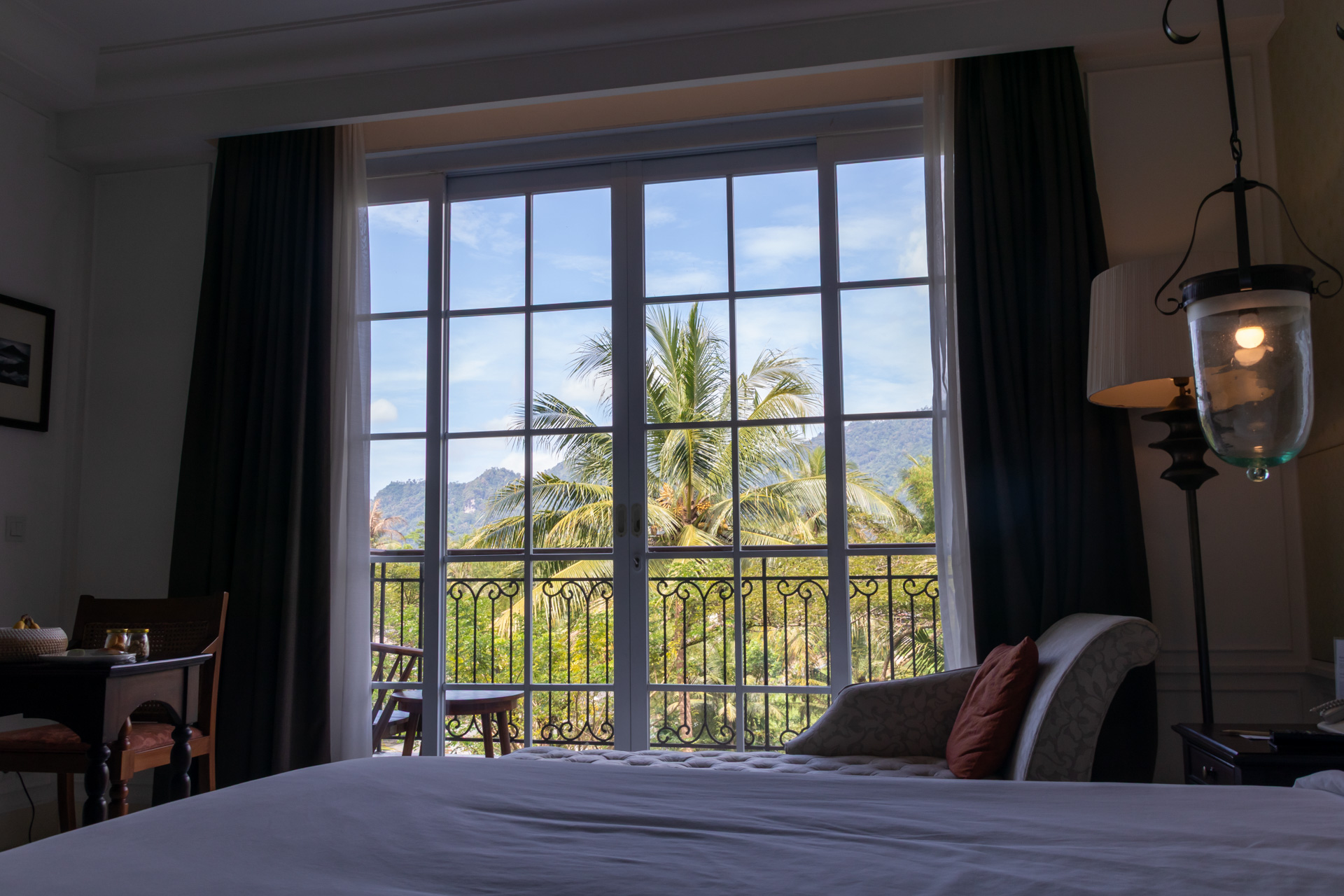カーテンを開けると、青い空に緑の山々、そして南国らしいヤシの木に癒される