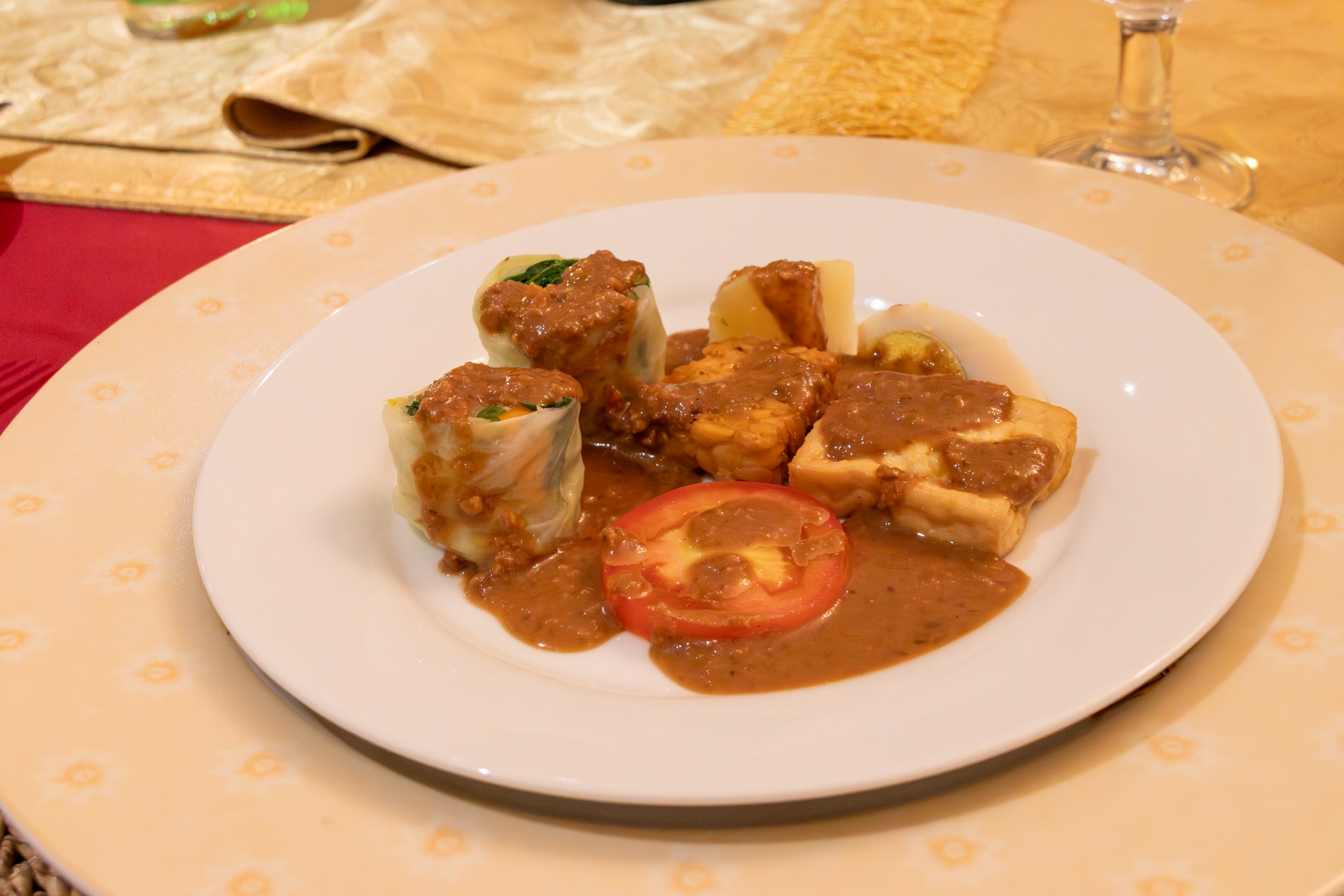 ガドガドとテンペ。ピーナッツソースがクセになる味わい