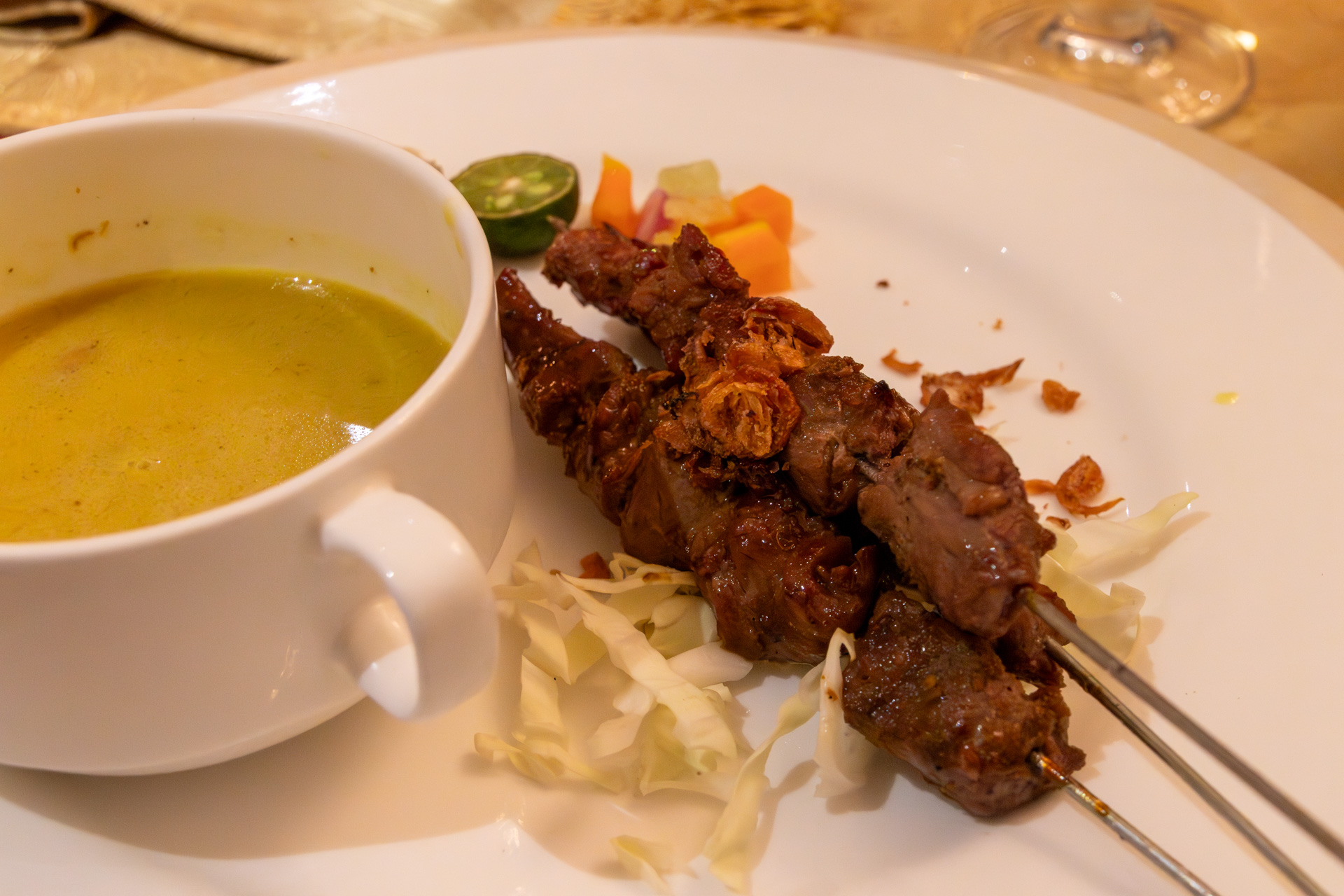 サテ・カンビン。少し繊維っぽい独特な肉質でなかなか旨い