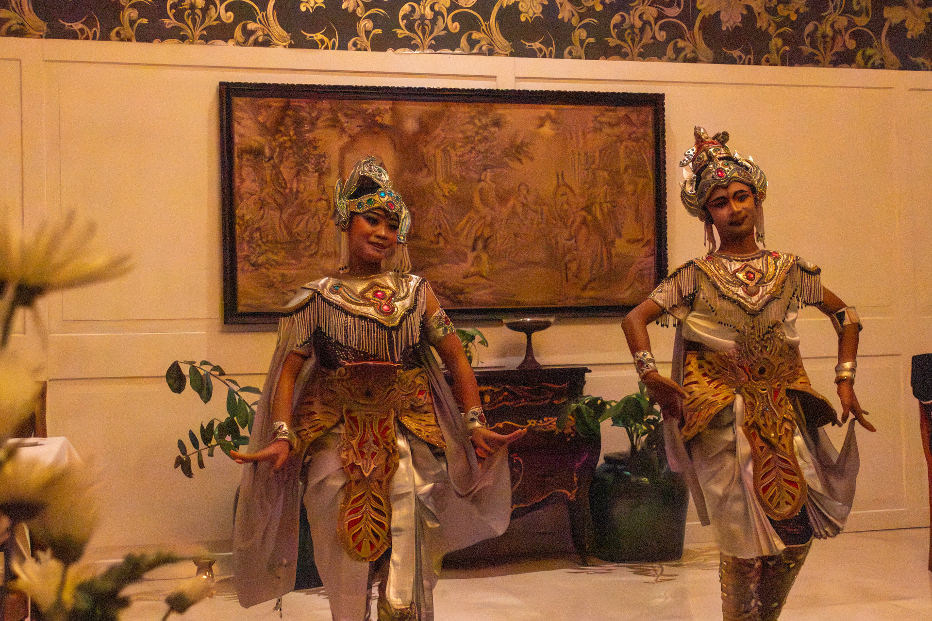 女性がインドネシア舞踊を披露