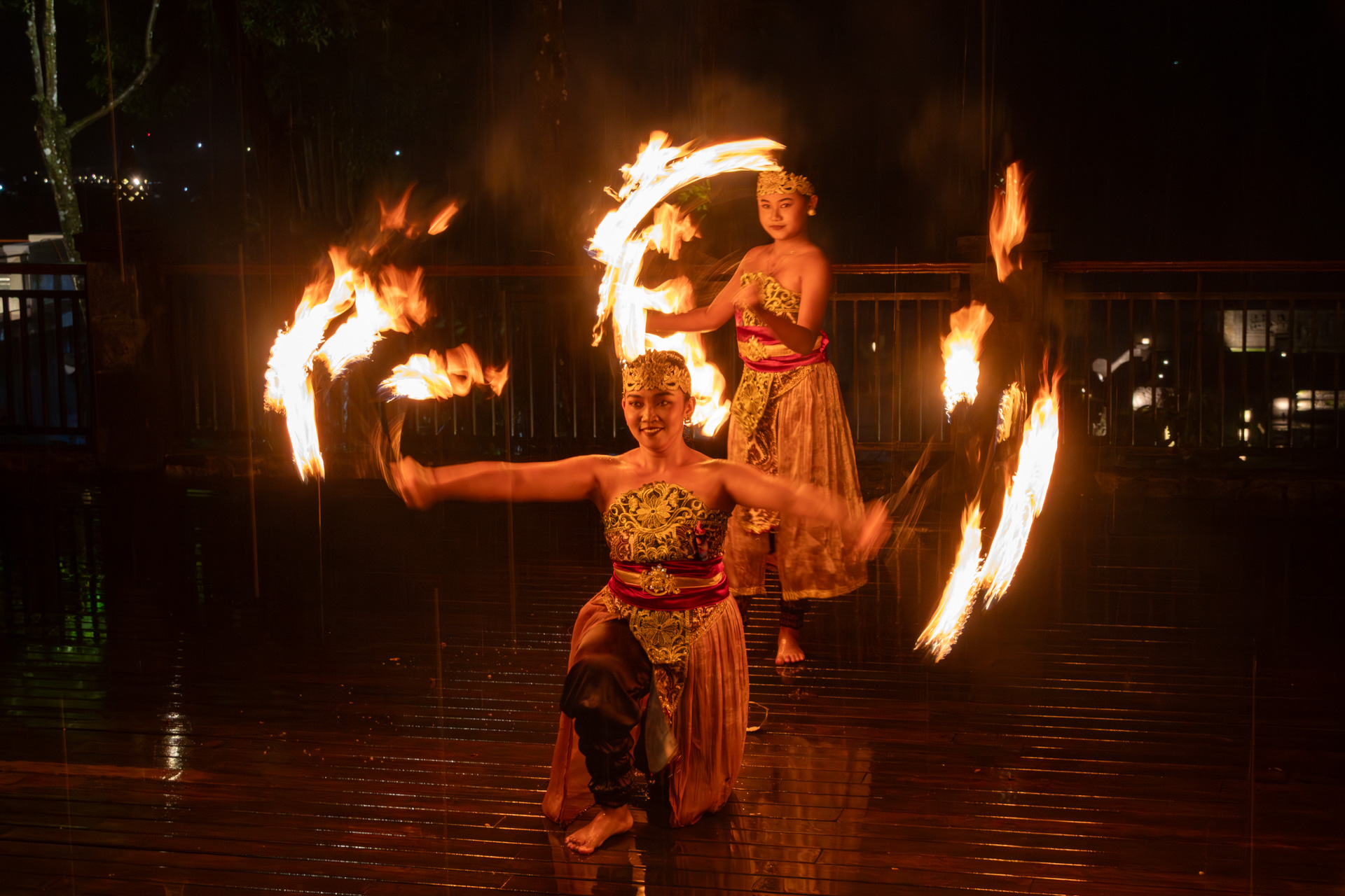 降りしきる雨のなか、テラスではファイヤーダンスを披露
