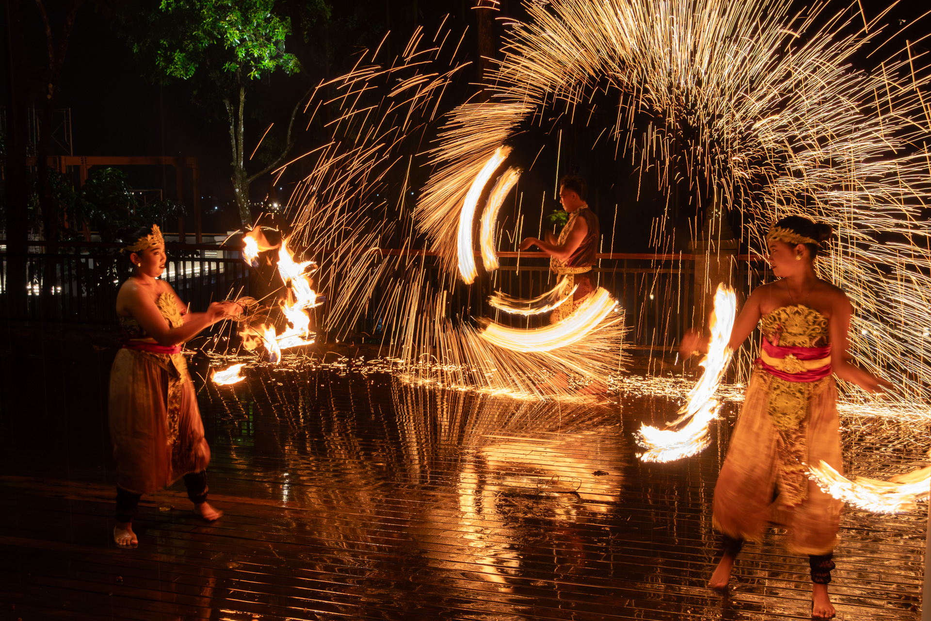 降りしきる雨のなか、テラスではファイヤーダンスを披露