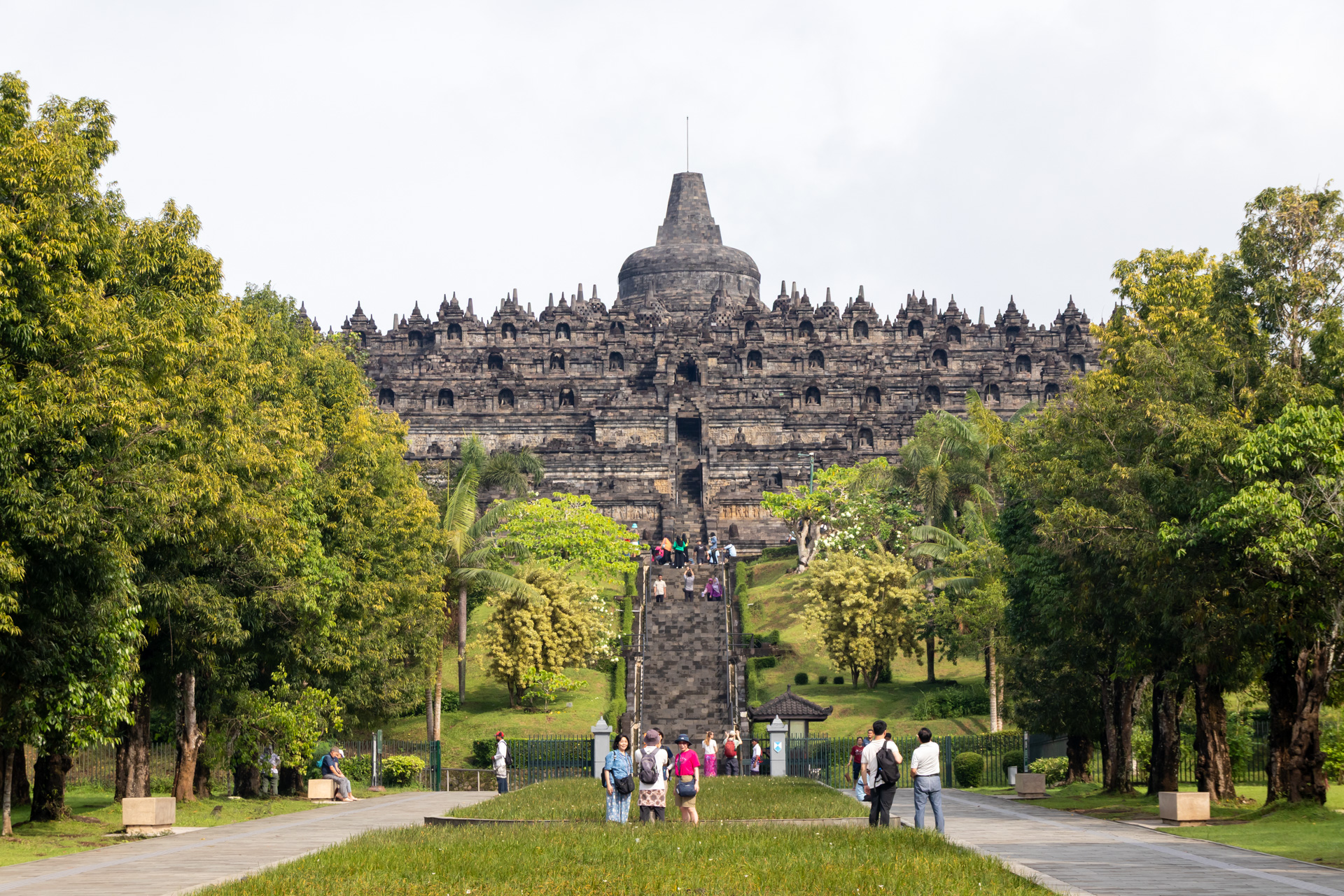 とにかく大きいボロブドゥール寺院。世界最大級とうたっているのにも納得