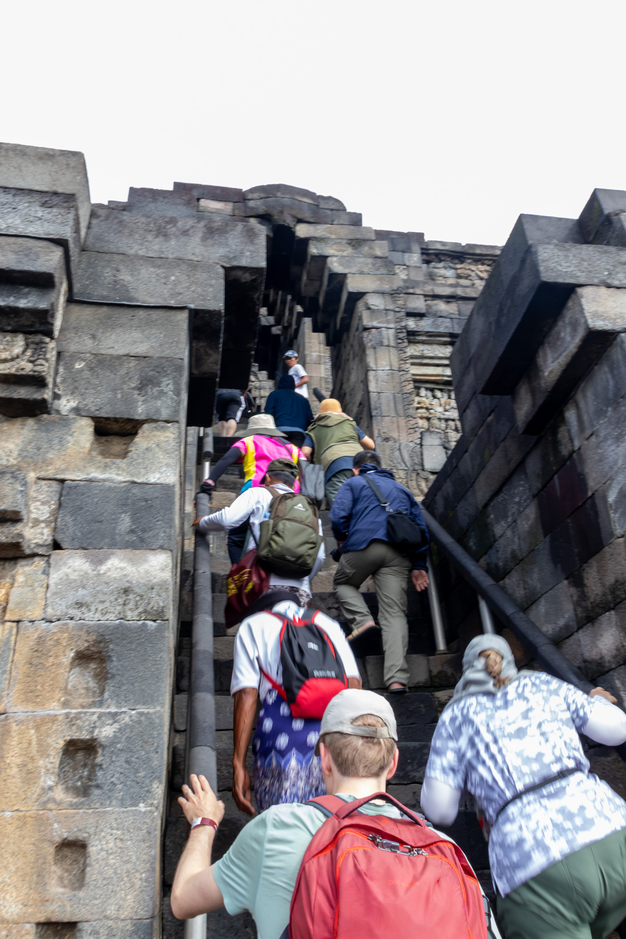 手すりがあるとはいえ、階段はかなり急なので足元に気を付けて登る