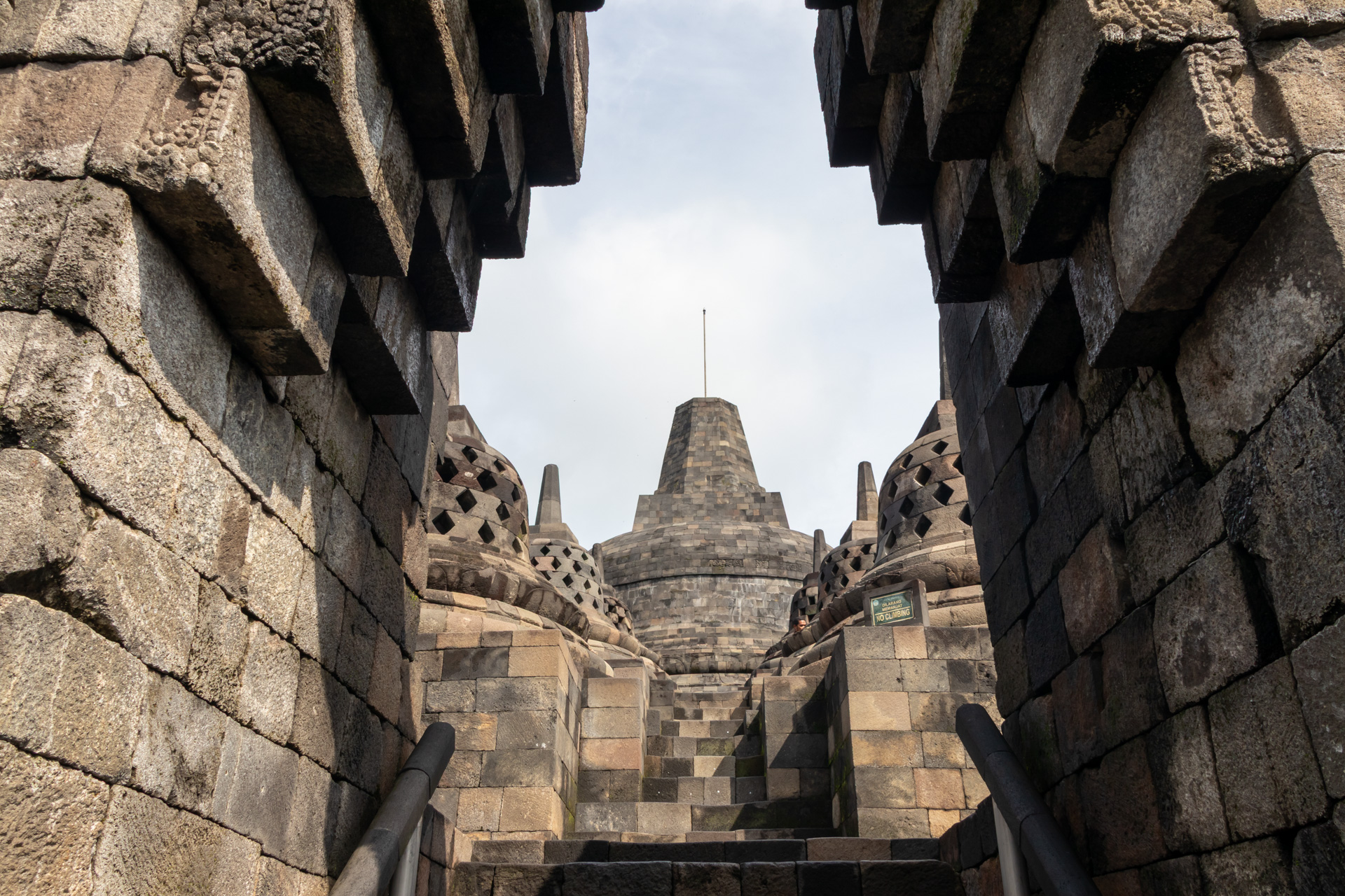 ストゥーパが並ぶ無色界へ