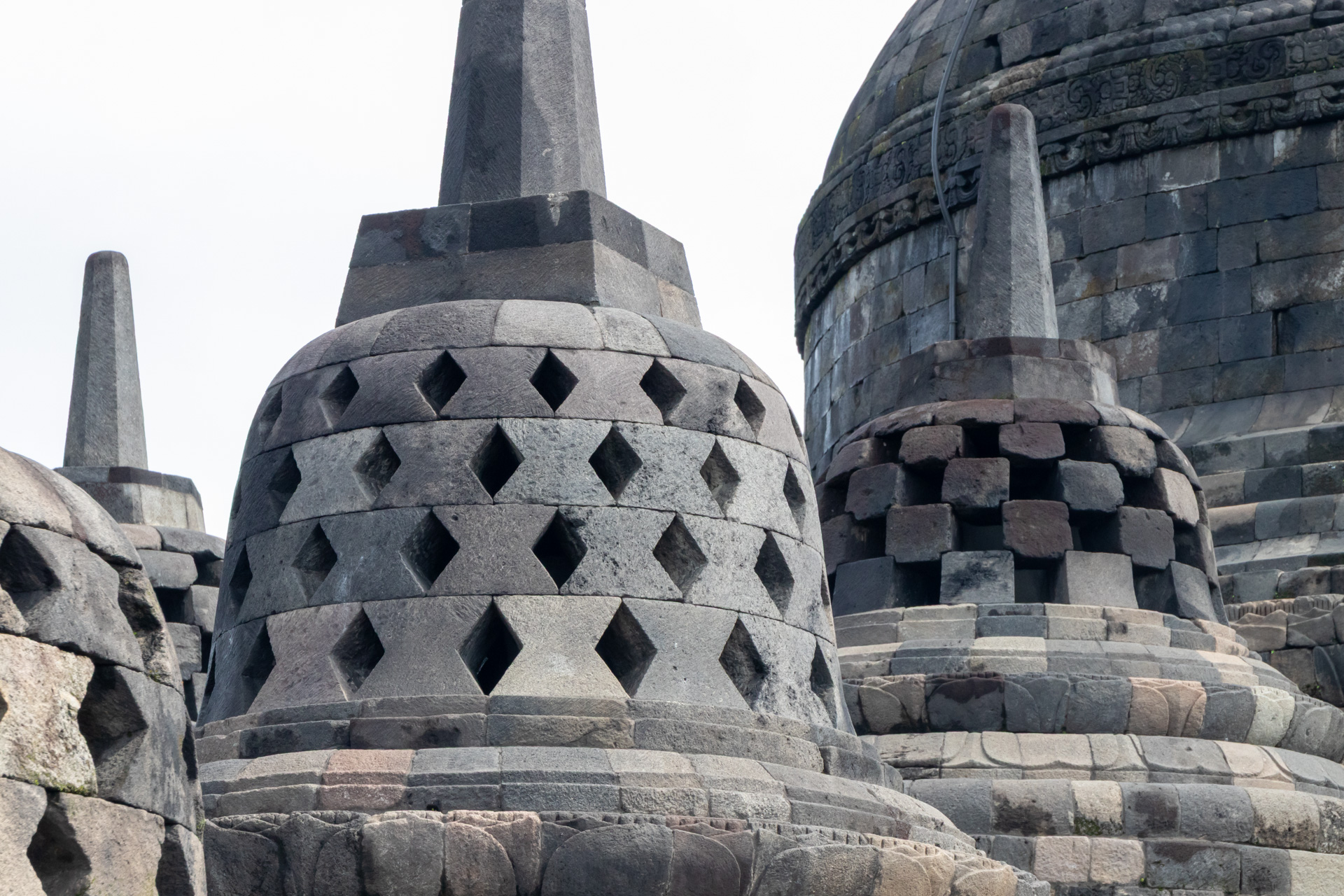 ストゥーパも中心に近くなると紋様が不安定な菱形からより安定した四角に変わる