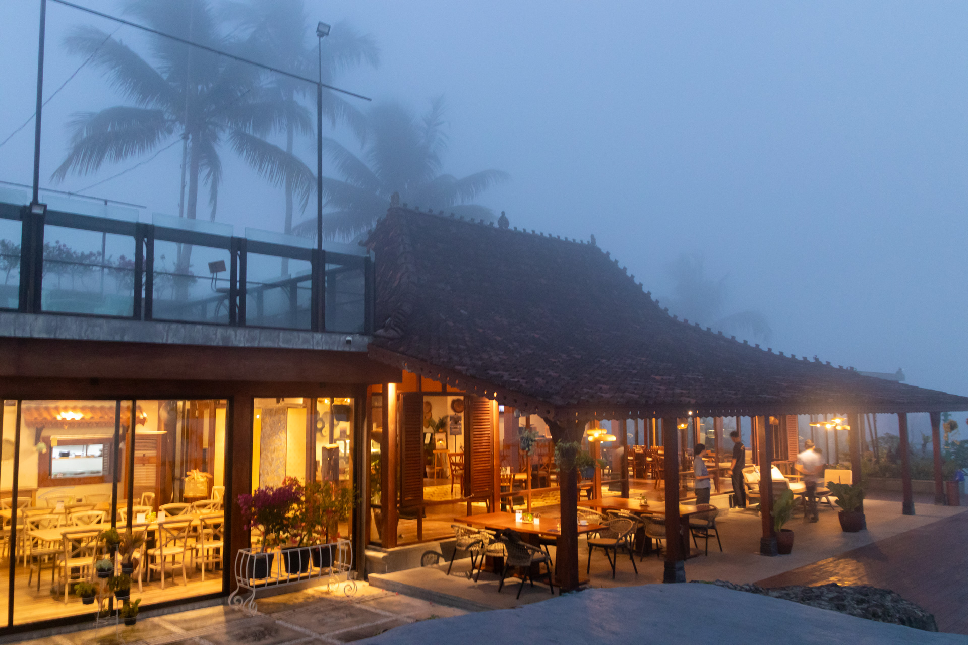 急坂を上った先にあるテラスやレストラン、プールなどを備えた「プラタラン シャイエンドラ」