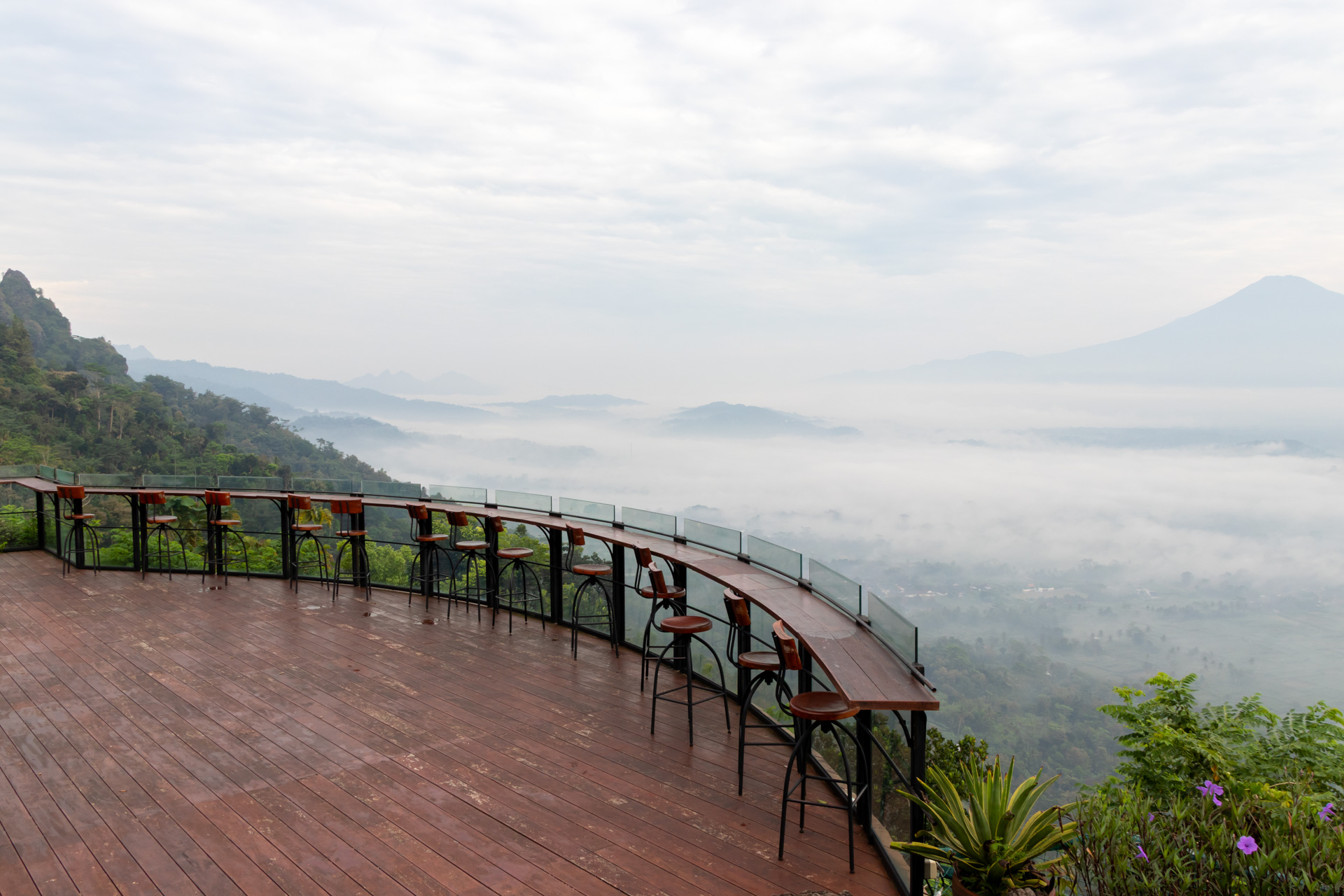 天空という言葉が合いそうなテラス席