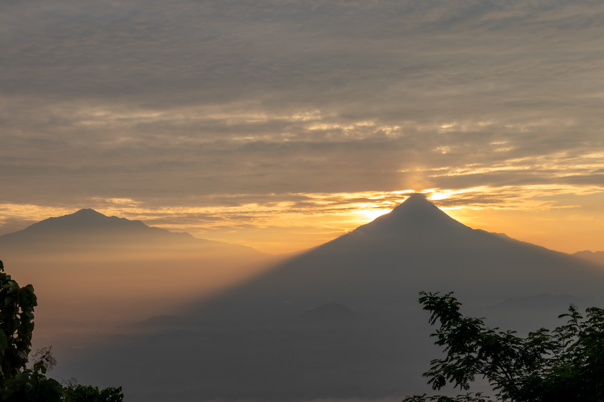 うっすらと姿を現わしたムラピ山