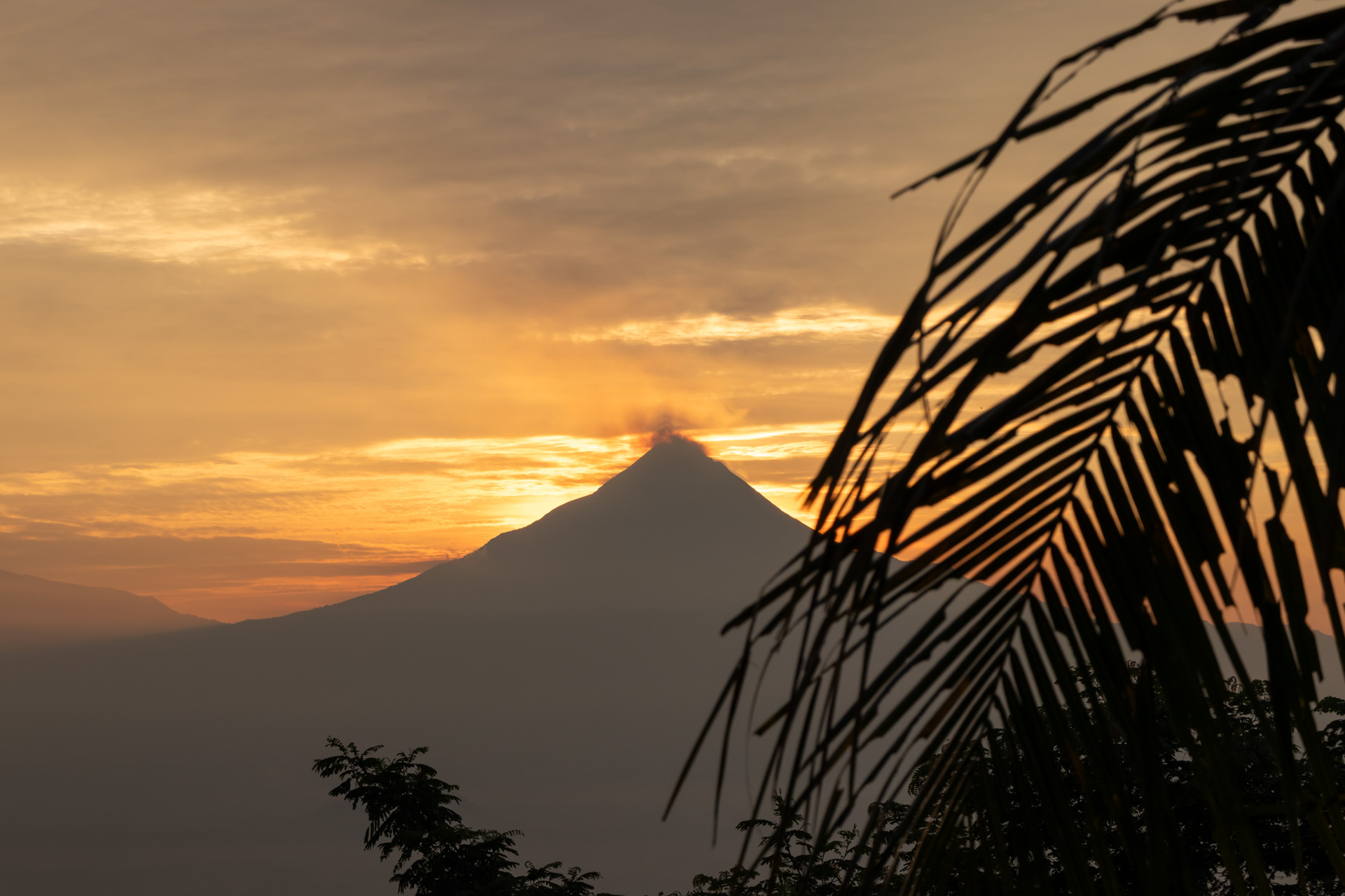 現在も元気に活動を続ける活火山なので、頂上付近に噴煙が見える
