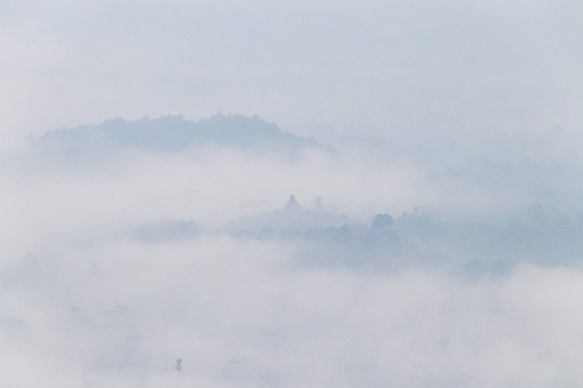 望遠レンズやテレスコープがあればボロブドゥール寺院も見ることができる