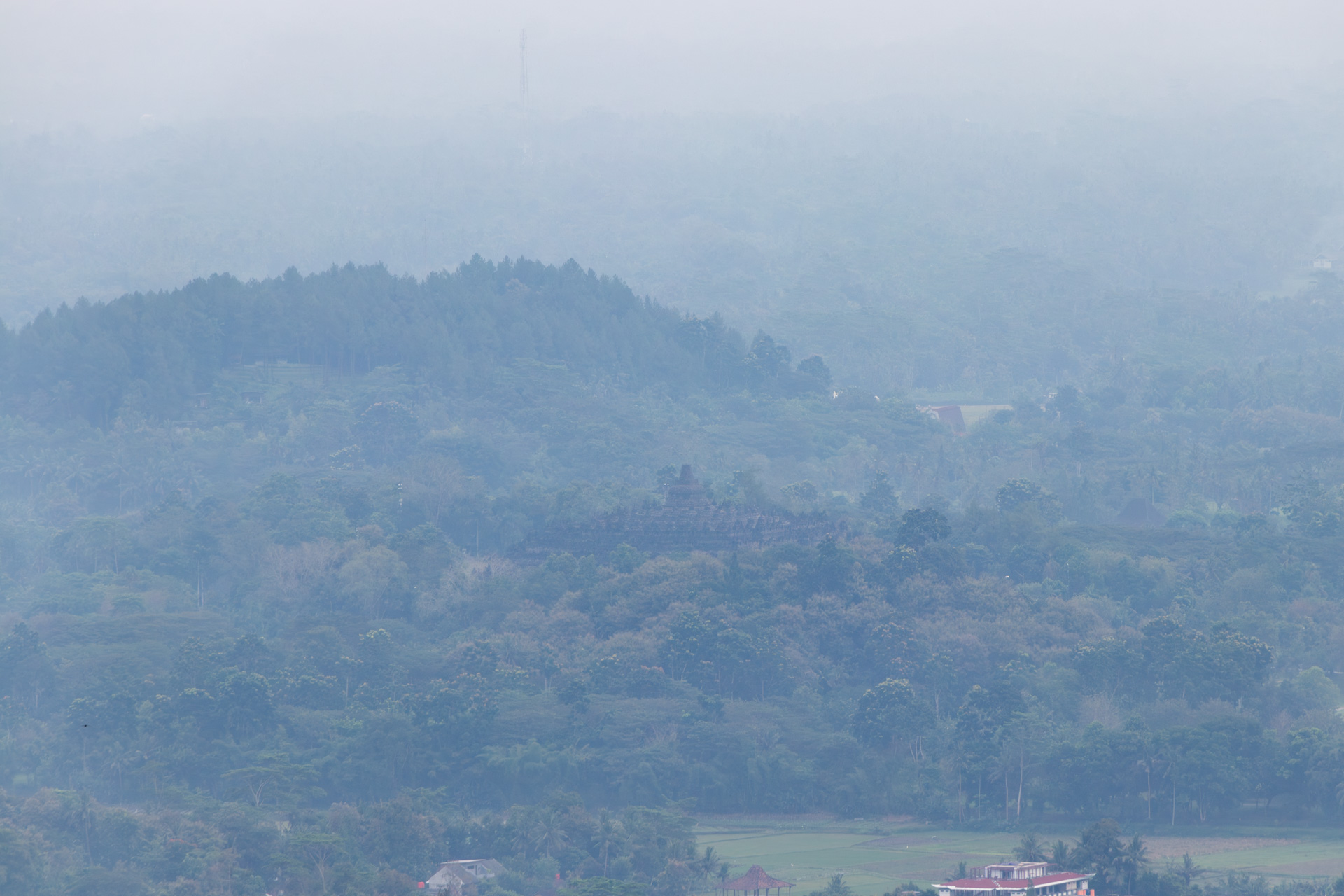 望遠レンズやテレスコープがあればボロブドゥール寺院も見ることができる