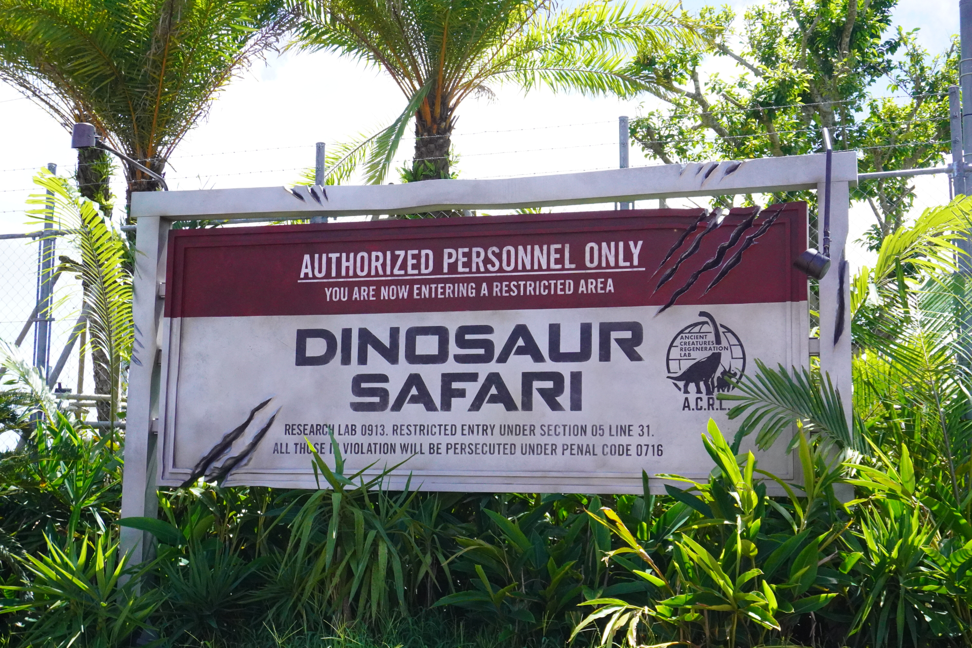 「ダイナソーサファリ」はオフロード車で駆け巡るジャングルツアー。次々と現われる恐竜に遭遇し、クライマックスはT-REXから逃れるため急勾配や池を猛スピードで爆走。途中でブラキオサウルスの股下を通り抜けることろでは滝のようなオシッコをかけられてしまうので要注意。無事に帰着すると、捕獲されたT-REXとの記念撮影タイムも