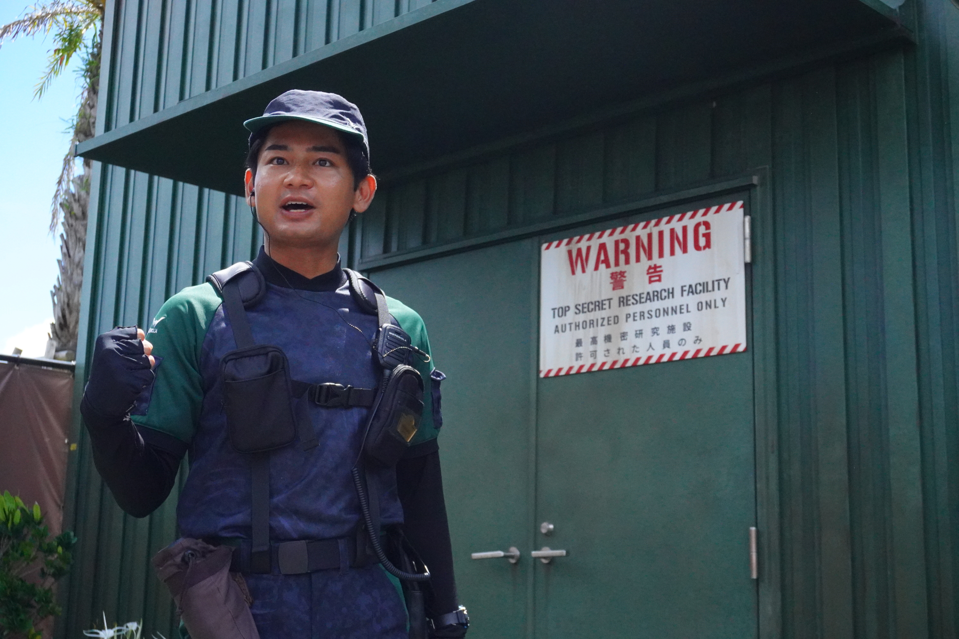 「ダイナソーサファリ」はオフロード車で駆け巡るジャングルツアー。次々と現われる恐竜に遭遇し、クライマックスはT-REXから逃れるため急勾配や池を猛スピードで爆走。途中でブラキオサウルスの股下を通り抜けることろでは滝のようなオシッコをかけられてしまうので要注意。無事に帰着すると、捕獲されたT-REXとの記念撮影タイムも