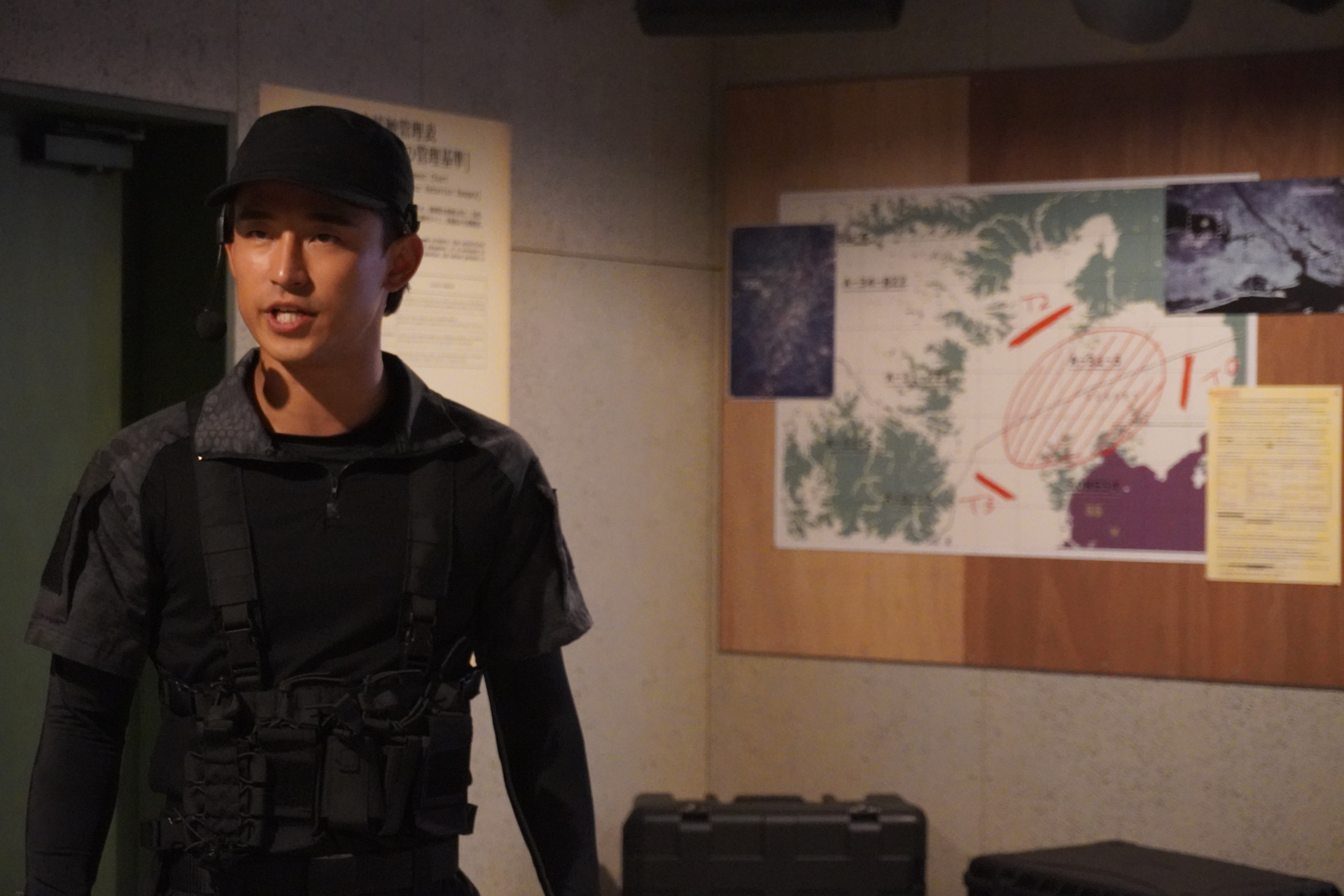 「ダイナソーサファリ」はオフロード車で駆け巡るジャングルツアー。次々と現われる恐竜に遭遇し、クライマックスはT-REXから逃れるため急勾配や池を猛スピードで爆走。途中でブラキオサウルスの股下を通り抜けることろでは滝のようなオシッコをかけられてしまうので要注意。無事に帰着すると、捕獲されたT-REXとの記念撮影タイムも