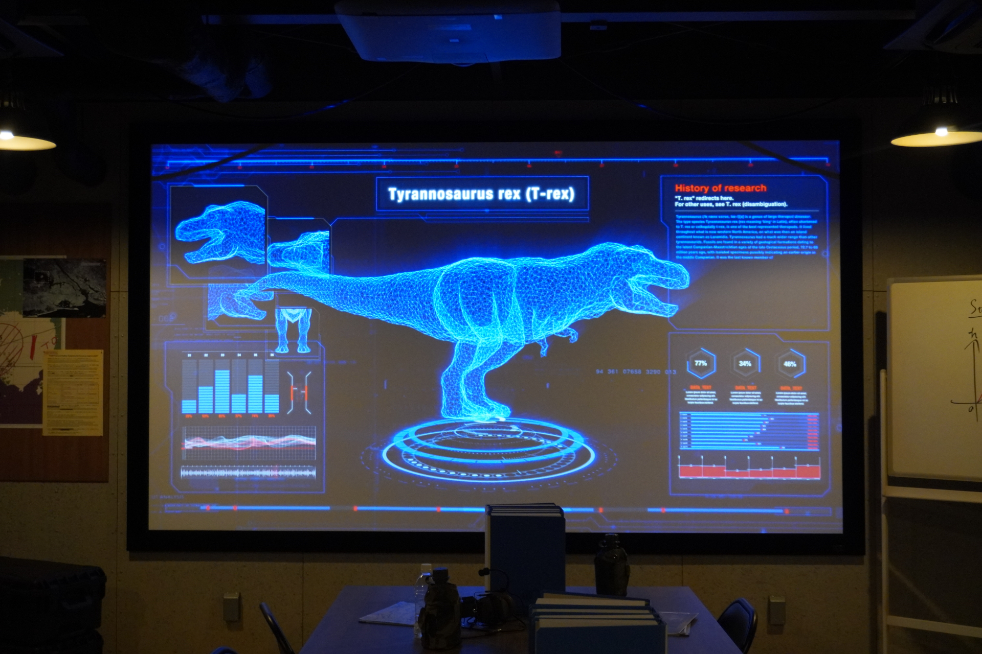 「ダイナソーサファリ」はオフロード車で駆け巡るジャングルツアー。次々と現われる恐竜に遭遇し、クライマックスはT-REXから逃れるため急勾配や池を猛スピードで爆走。途中でブラキオサウルスの股下を通り抜けることろでは滝のようなオシッコをかけられてしまうので要注意。無事に帰着すると、捕獲されたT-REXとの記念撮影タイムも