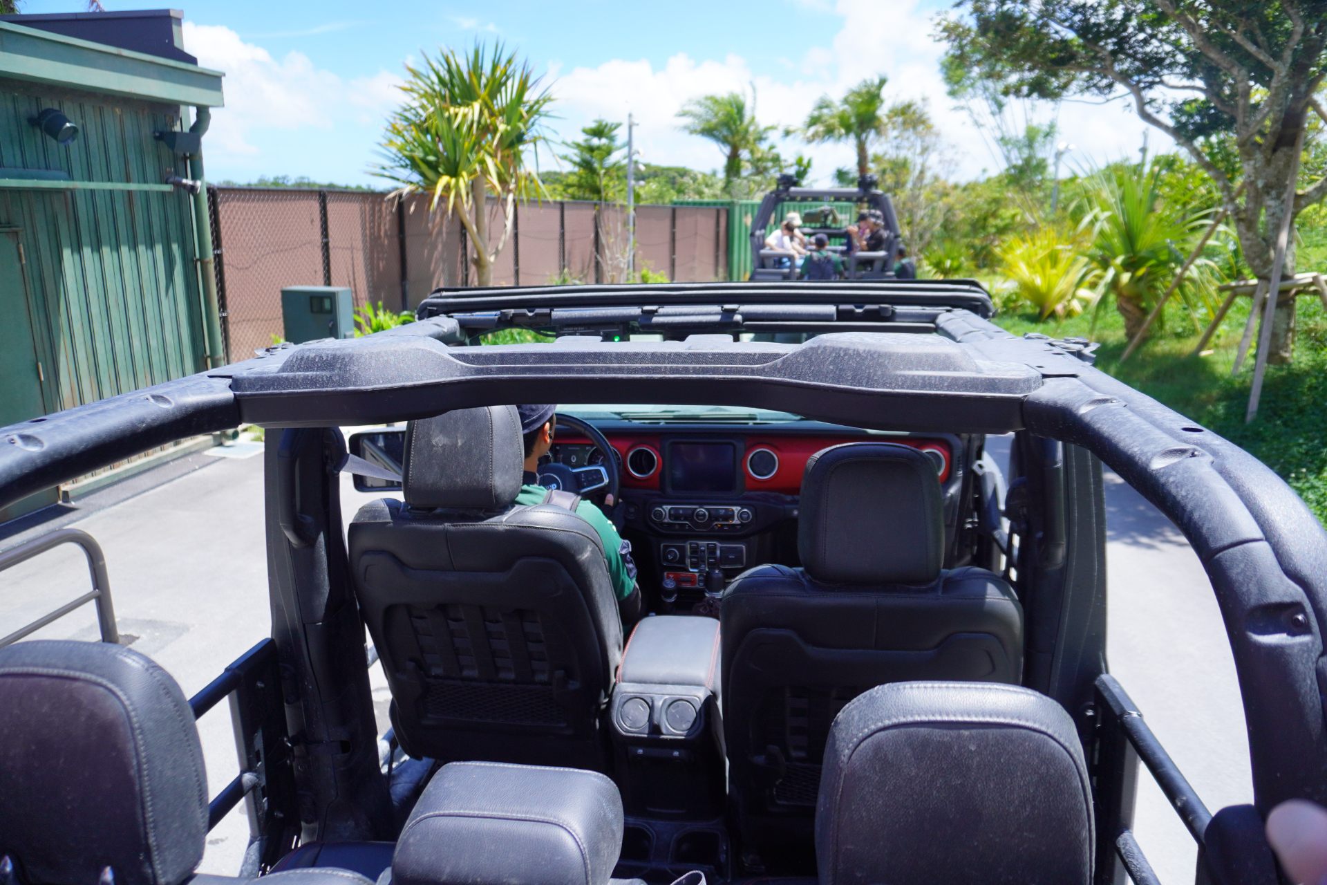 「ダイナソーサファリ」はオフロード車で駆け巡るジャングルツアー。次々と現われる恐竜に遭遇し、クライマックスはT-REXから逃れるため急勾配や池を猛スピードで爆走。途中でブラキオサウルスの股下を通り抜けることろでは滝のようなオシッコをかけられてしまうので要注意。無事に帰着すると、捕獲されたT-REXとの記念撮影タイムも