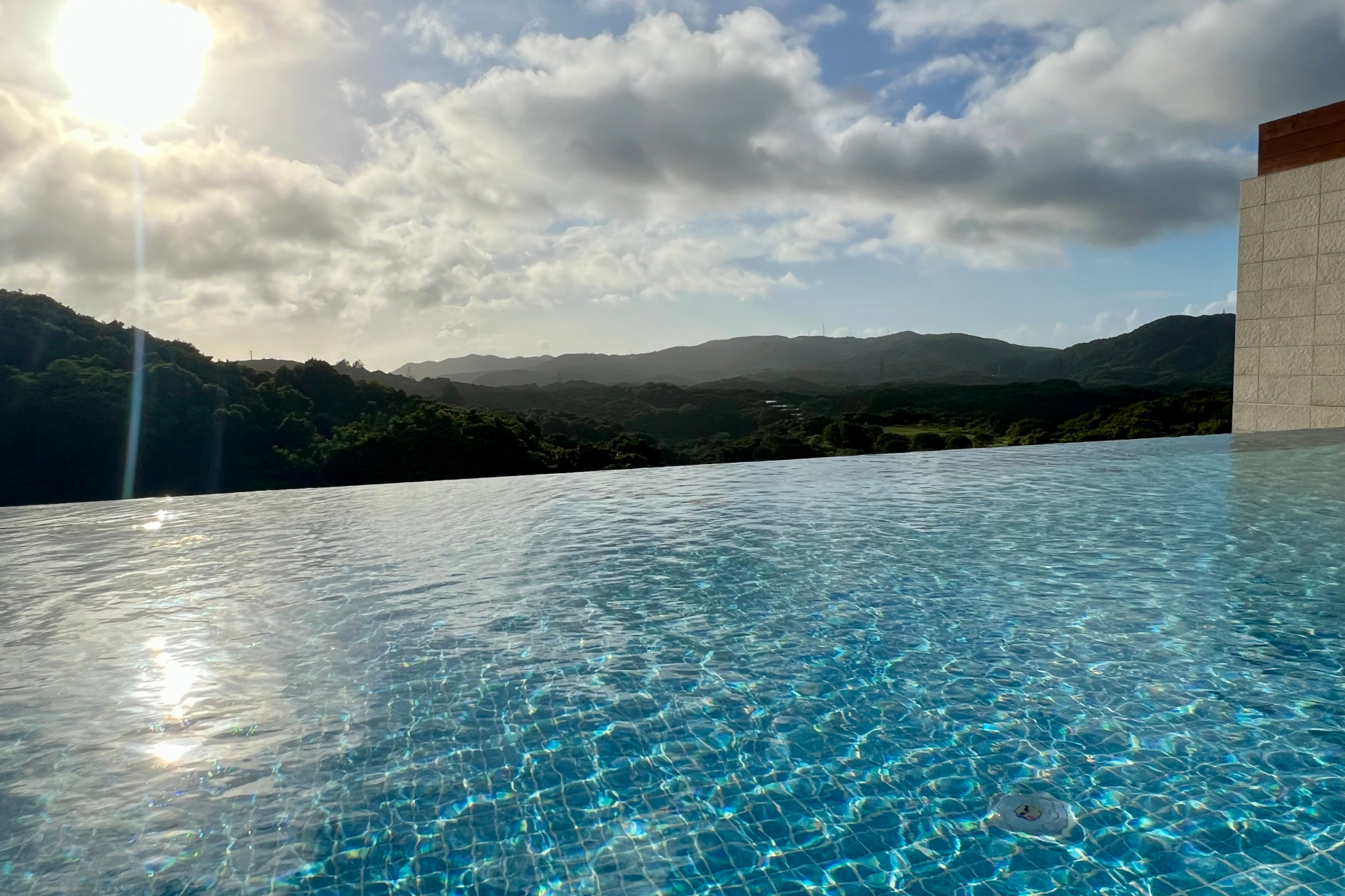 ギネスにも認定された世界最大級のインフィニティ風呂を擁する「スパ ジャングリア」。男女それぞれ、内風呂には天然温泉風呂やジェットバス、神秘的な洞窟風呂など。屋外にはサウナや水風呂、岩風呂、打たせ湯などバラエティ豊か。更衣室や洗面コーナーは広い造りで、アメニティやタオルなども用意されている