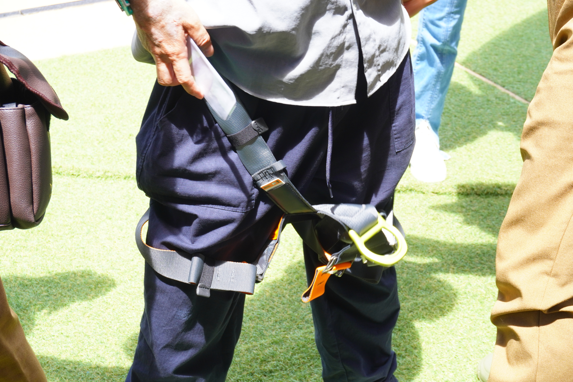 「スカイエンドトレッキング」はロープを頼りに空の上を歩く全長84mの難関アスレチック。不安定な踏み板の真下はジャングルの谷底でスリル満点。体験前には、ナビゲーターがしっかりと命綱を装着してくれる