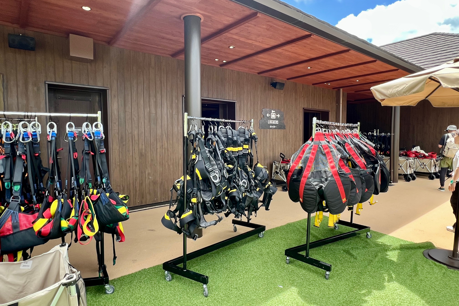 「スカイエンドトレッキング」はロープを頼りに空の上を歩く全長84mの難関アスレチック。不安定な踏み板の真下はジャングルの谷底でスリル満点。体験前には、ナビゲーターがしっかりと命綱を装着してくれる