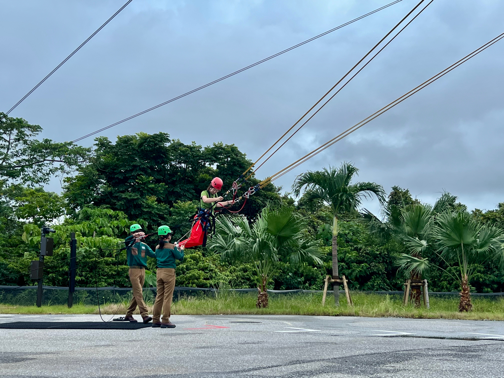 「ヒューマンアロー」は逆バンジーに似た構造。高さ15mの巨大発射台に立ち、身体に固定した2本のゴムロープで引っ張られ、カウントダウンスタート。弓矢のようなスピードで空に向かって放たれる