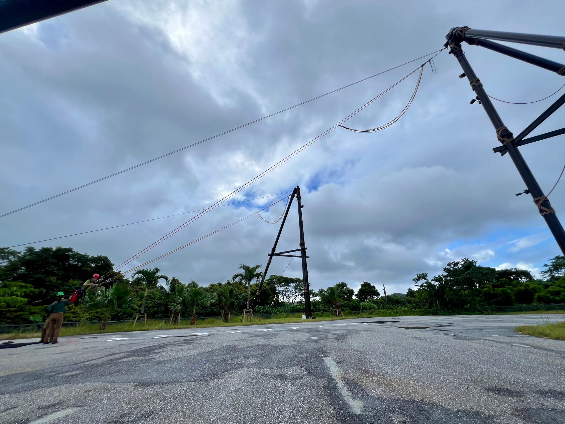 「ヒューマンアロー」は逆バンジーに似た構造。高さ15mの巨大発射台に立ち、身体に固定した2本のゴムロープで引っ張られ、カウントダウンスタート。弓矢のようなスピードで空に向かって放たれる