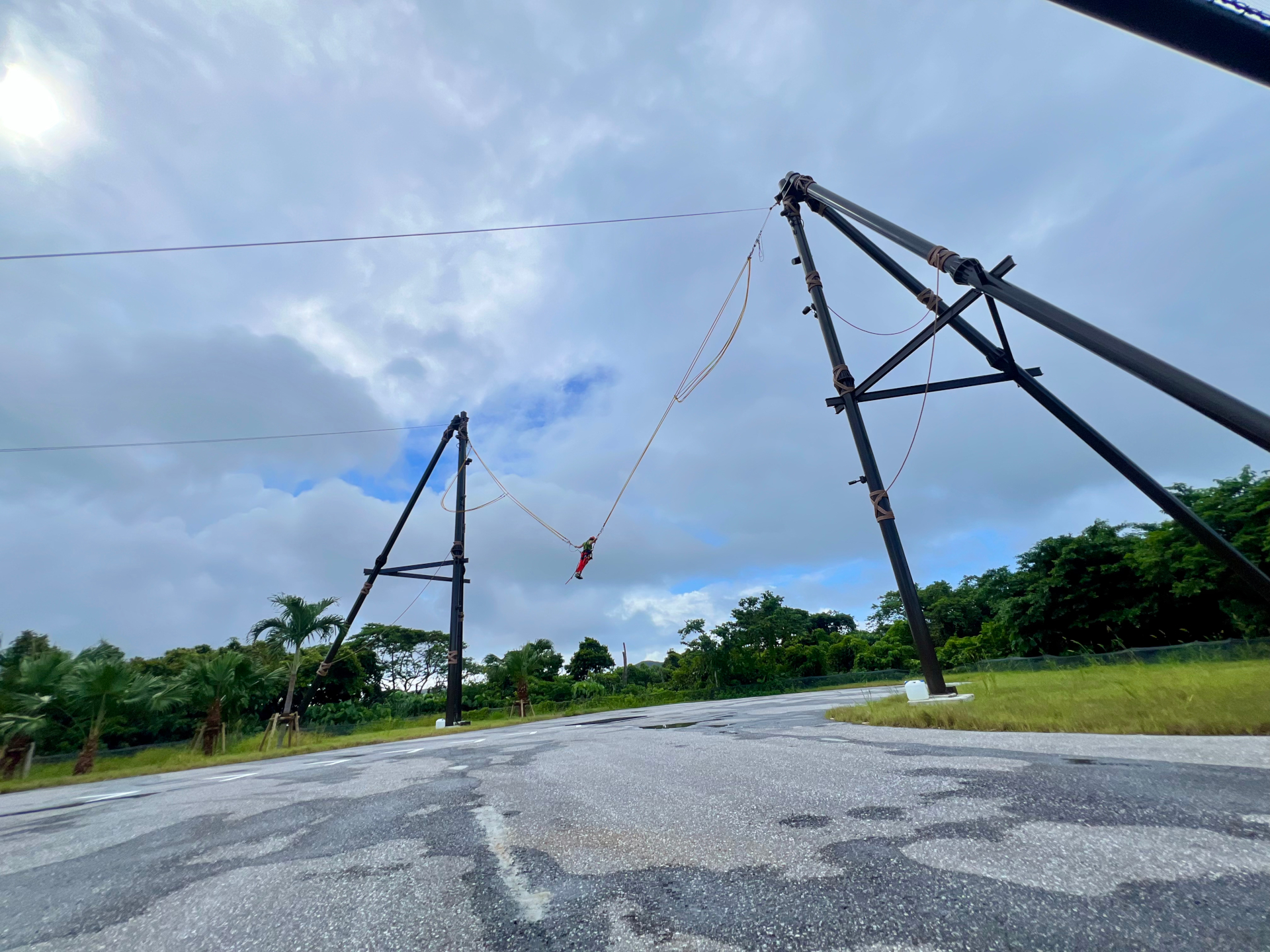 「ヒューマンアロー」は逆バンジーに似た構造。高さ15mの巨大発射台に立ち、身体に固定した2本のゴムロープで引っ張られ、カウントダウンスタート。弓矢のようなスピードで空に向かって放たれる