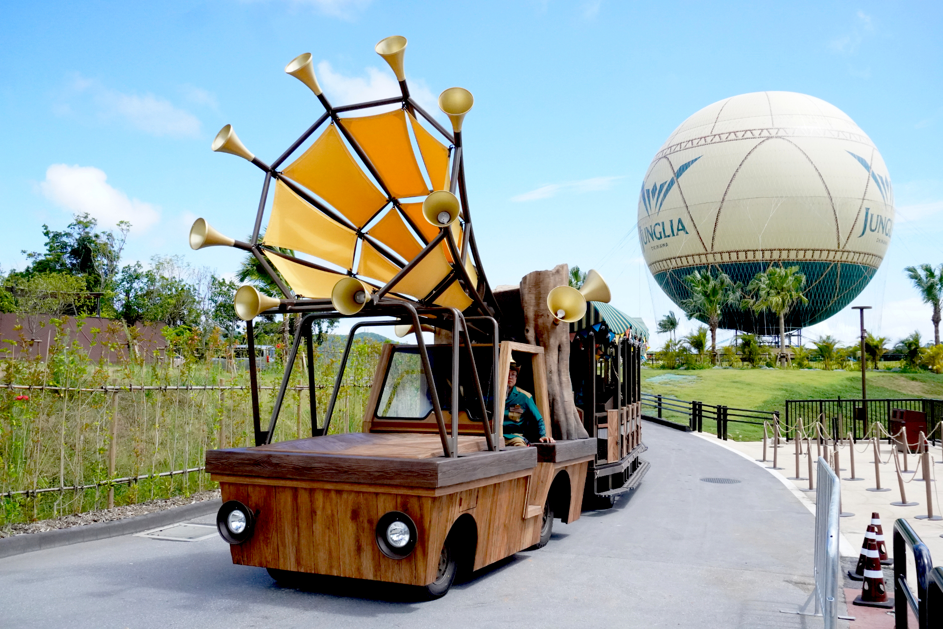 パーク内4駅を周遊するトラム。車内ではノリノリの音楽がかかり、みんなで楽器を鳴らしながら賑やかにラクラク移動。ガイド兼DJにも注目