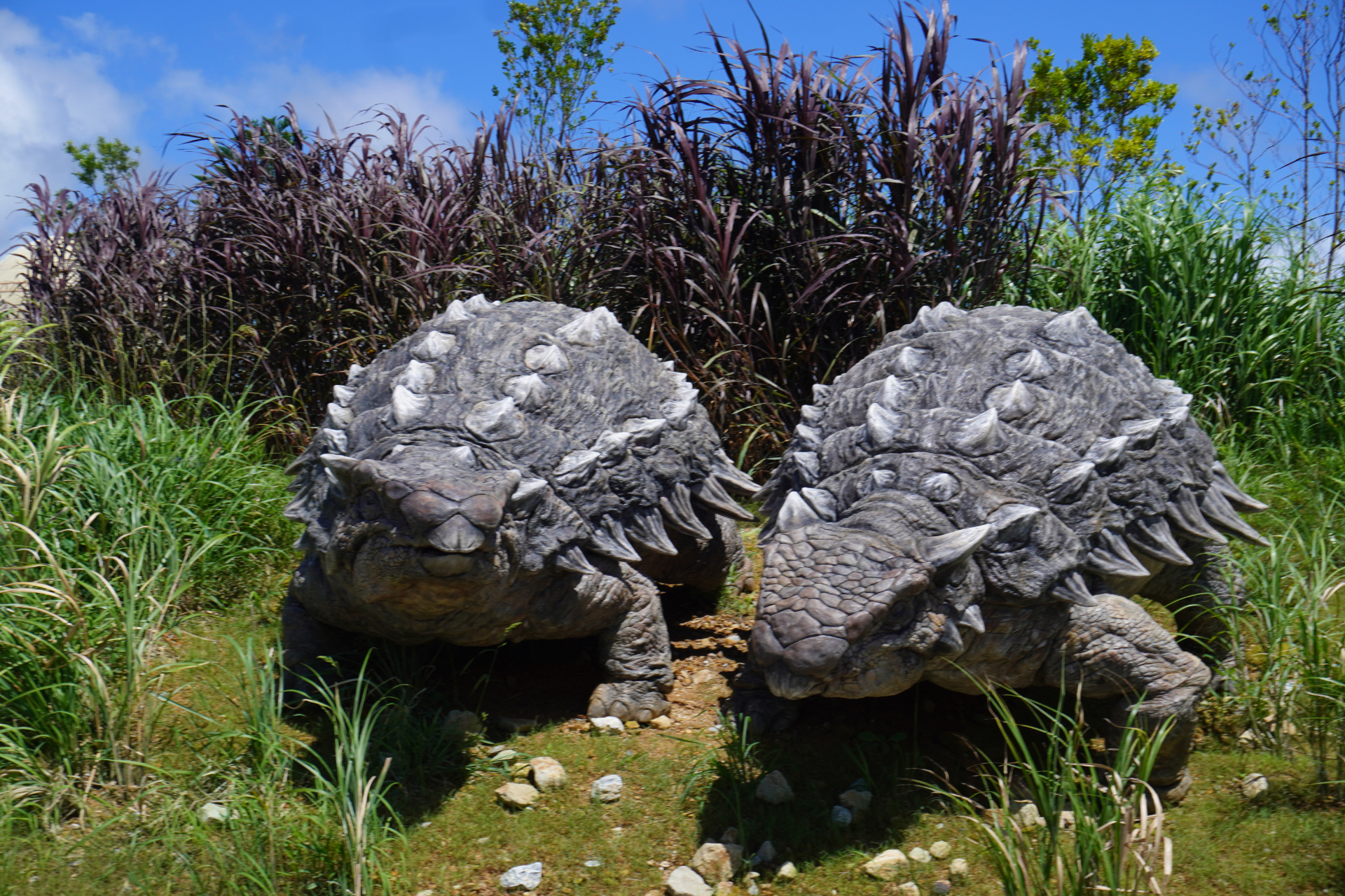 「ダイナソーサファリ」はオフロード車で駆け巡るジャングルツアー。次々と現われる恐竜に遭遇し、クライマックスはT-REXから逃れるため急勾配や池を猛スピードで爆走。途中でブラキオサウルスの股下を通り抜けることろでは滝のようなオシッコをかけられてしまうので要注意。無事に帰着すると、捕獲されたT-REXとの記念撮影タイムも