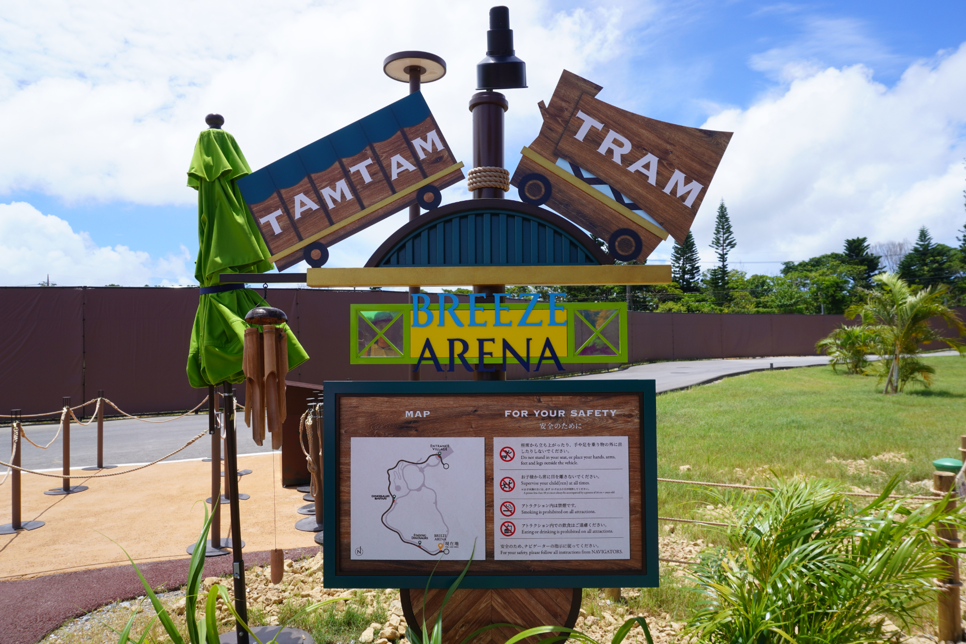 パーク内4駅を周遊するトラム。車内ではノリノリの音楽がかかり、みんなで楽器を鳴らしながら賑やかにラクラク移動。ガイド兼DJにも注目