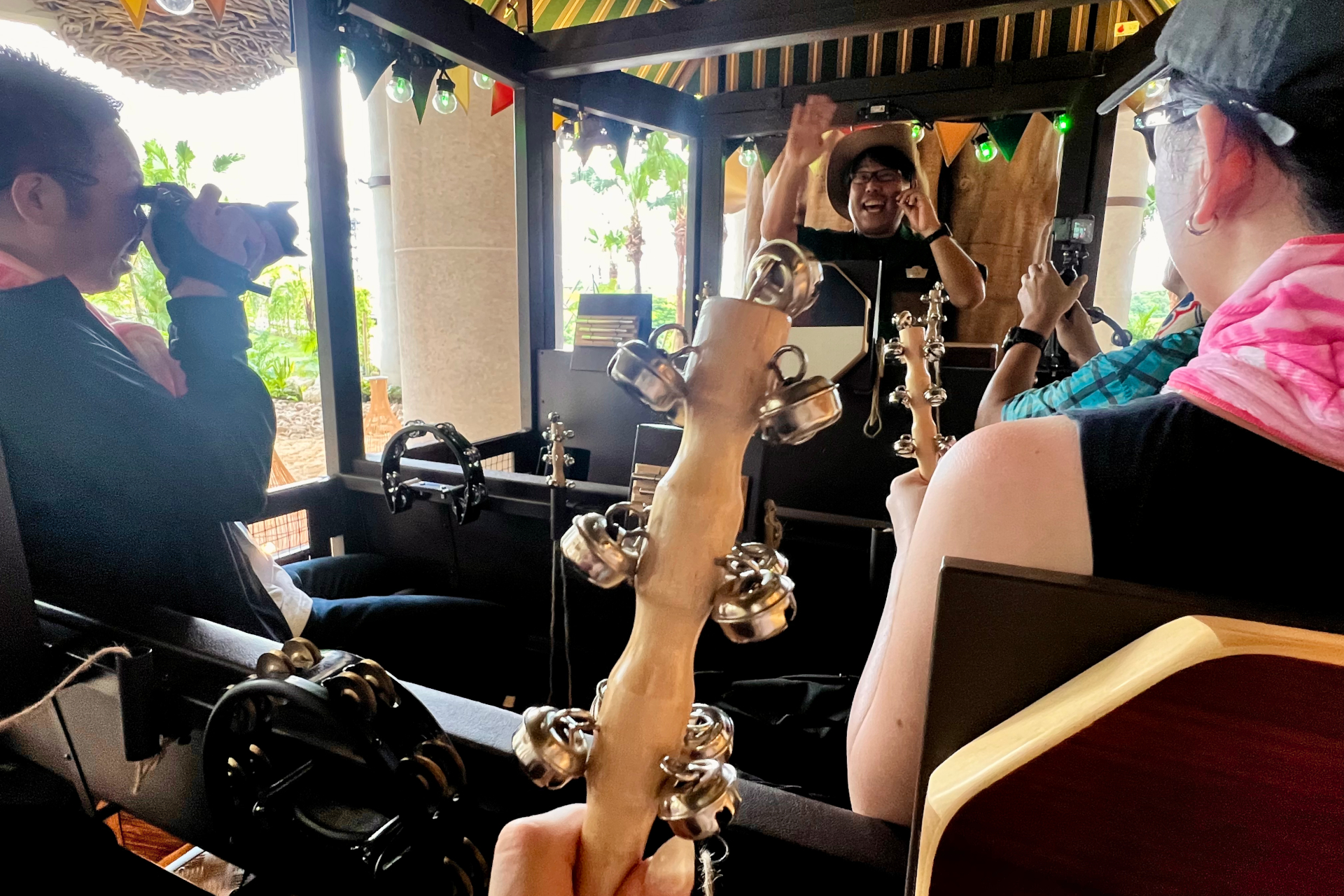 パーク内4駅を周遊するトラム。車内ではノリノリの音楽がかかり、みんなで楽器を鳴らしながら賑やかにラクラク移動。ガイド兼DJにも注目