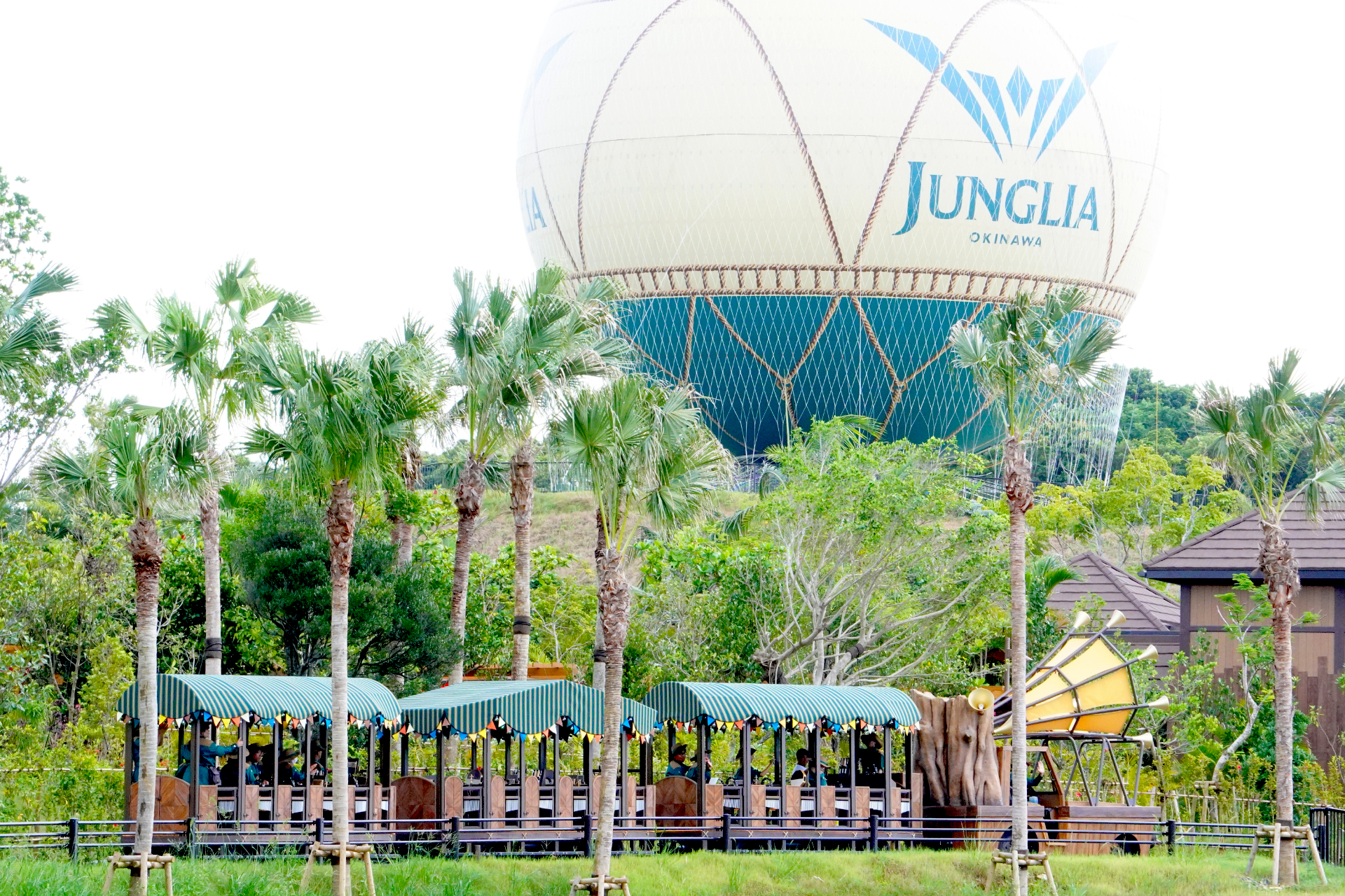 パーク内4駅を周遊するトラム。車内ではノリノリの音楽がかかり、みんなで楽器を鳴らしながら賑やかにラクラク移動。ガイド兼DJにも注目