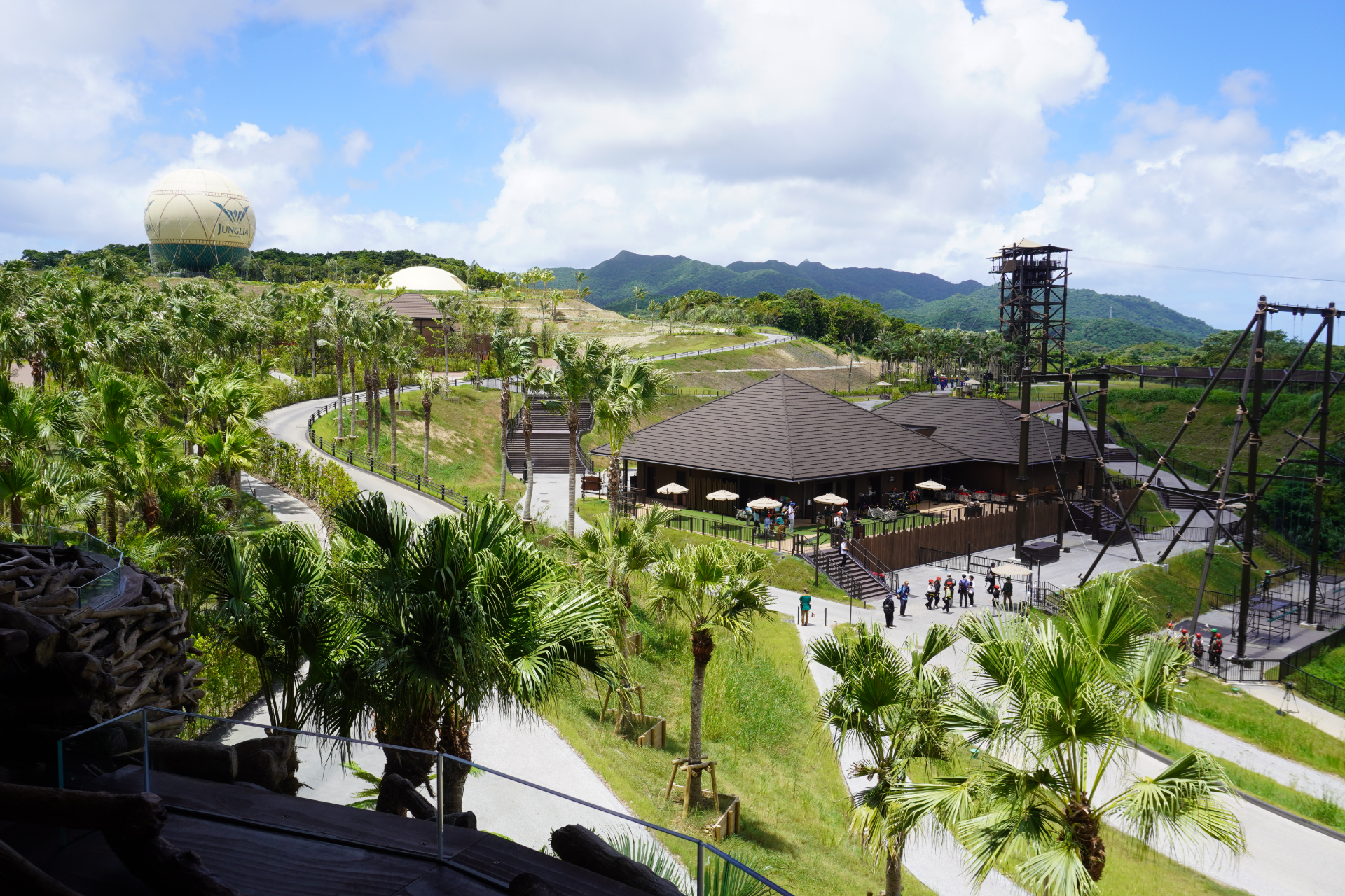 「パノラマダイニング」ではパークを一望しながら沖縄県産食材をふんだんに使った料理が味わえる。シグネチャーメニューは肉汁たっぷりのジャングリアハンバーグ