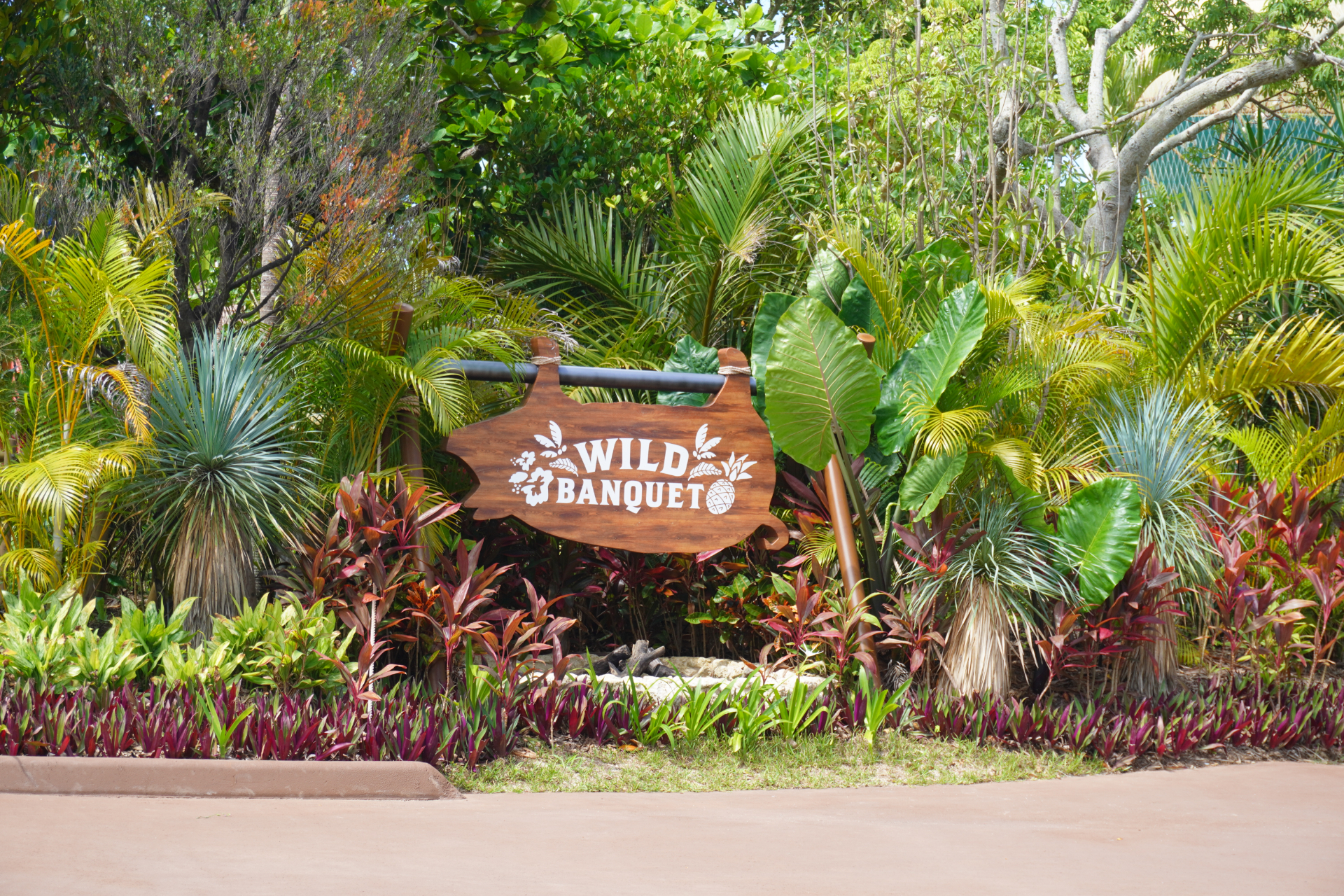 「ワイルドバンケット」は熱帯植物に囲まれたパーク中心部の野外レストラン。ライブキッチンで豪快に焼き上げた石垣産黒毛和牛のグルメバーガーなどを味わえる