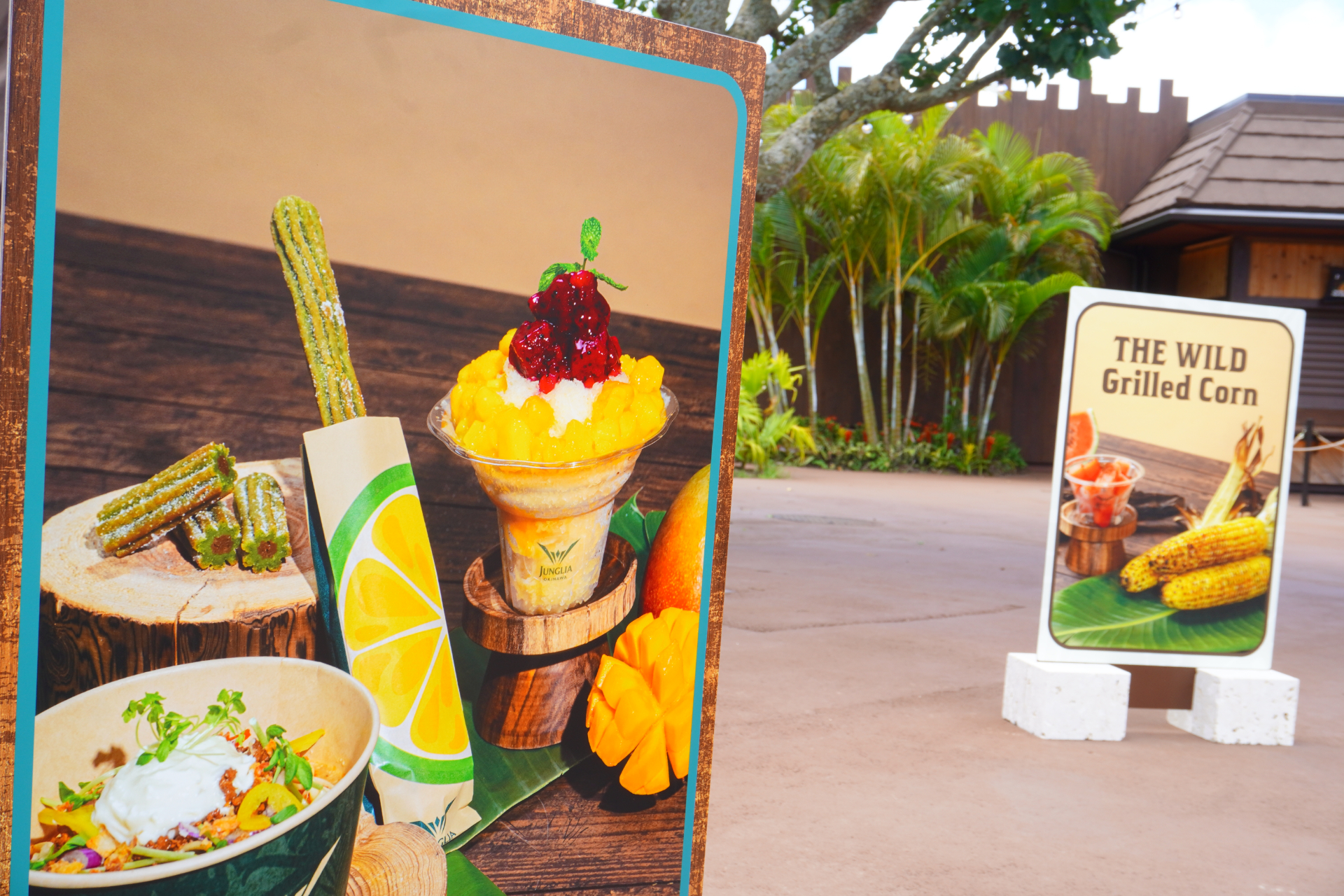 「ワイルドバンケット」は熱帯植物に囲まれたパーク中心部の野外レストラン。ライブキッチンで豪快に焼き上げた石垣産黒毛和牛のグルメバーガーなどを味わえる