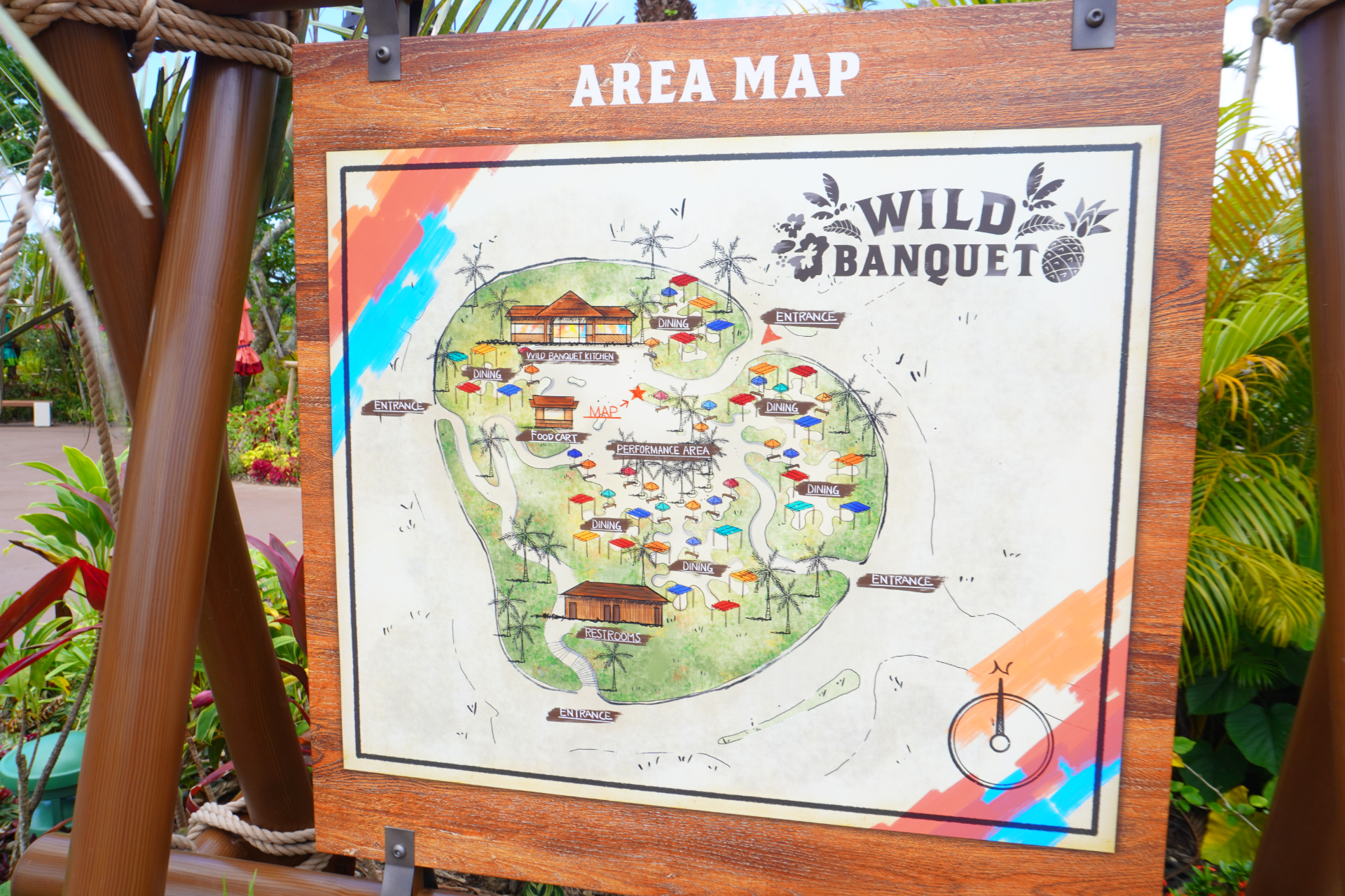 「ワイルドバンケット」は熱帯植物に囲まれたパーク中心部の野外レストラン。ライブキッチンで豪快に焼き上げた石垣産黒毛和牛のグルメバーガーなどを味わえる