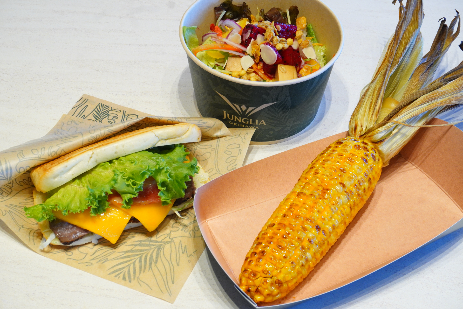 パーク内に点在する「フードカート」では、ビーフサンド、スペアリブ、恐竜たまごカレーパン、もっちりチュロやアイスなど、手軽に食べられるワンハンドメニュー＆ドリンクを販売