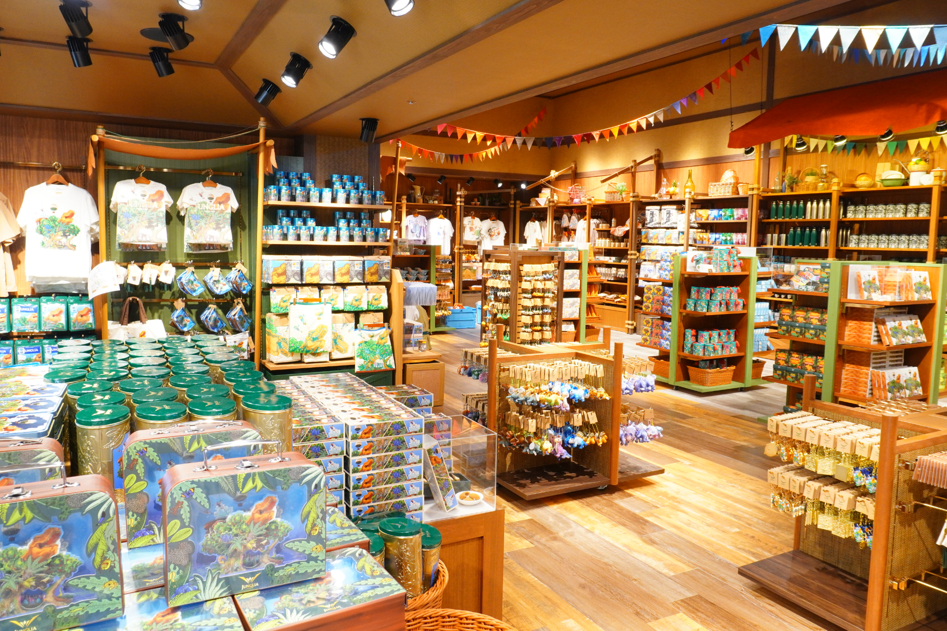 大型ショップ「ビレッジバザール」はパーク内に2か所。恐竜のぬいぐるみや親子で着られるアパレル、お菓子など、沖縄土産にもなる約550種類を取り揃える