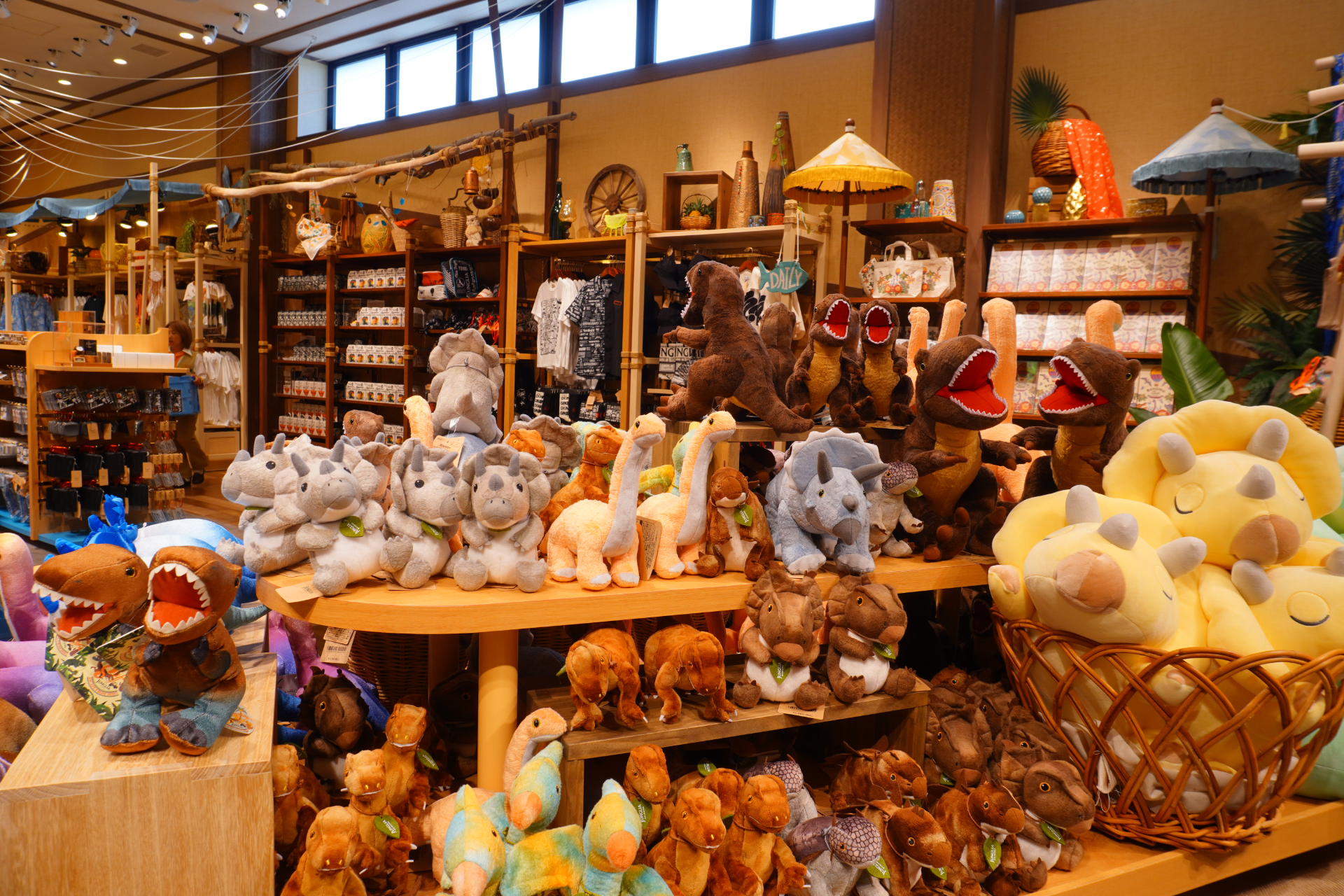 大型ショップ「ビレッジバザール」はパーク内に2か所。恐竜のぬいぐるみや親子で着られるアパレル、お菓子など、沖縄土産にもなる約550種類を取り揃える