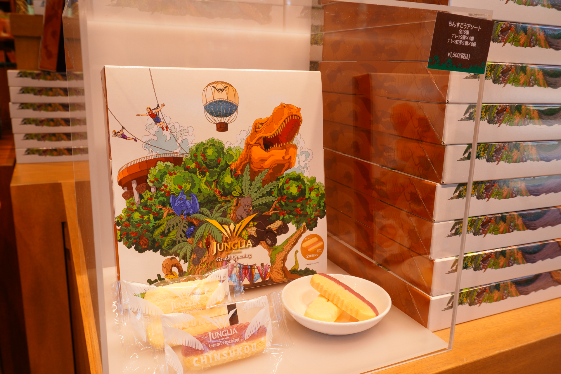 大型ショップ「ビレッジバザール」はパーク内に2か所。恐竜のぬいぐるみや親子で着られるアパレル、お菓子など、沖縄土産にもなる約550種類を取り揃える