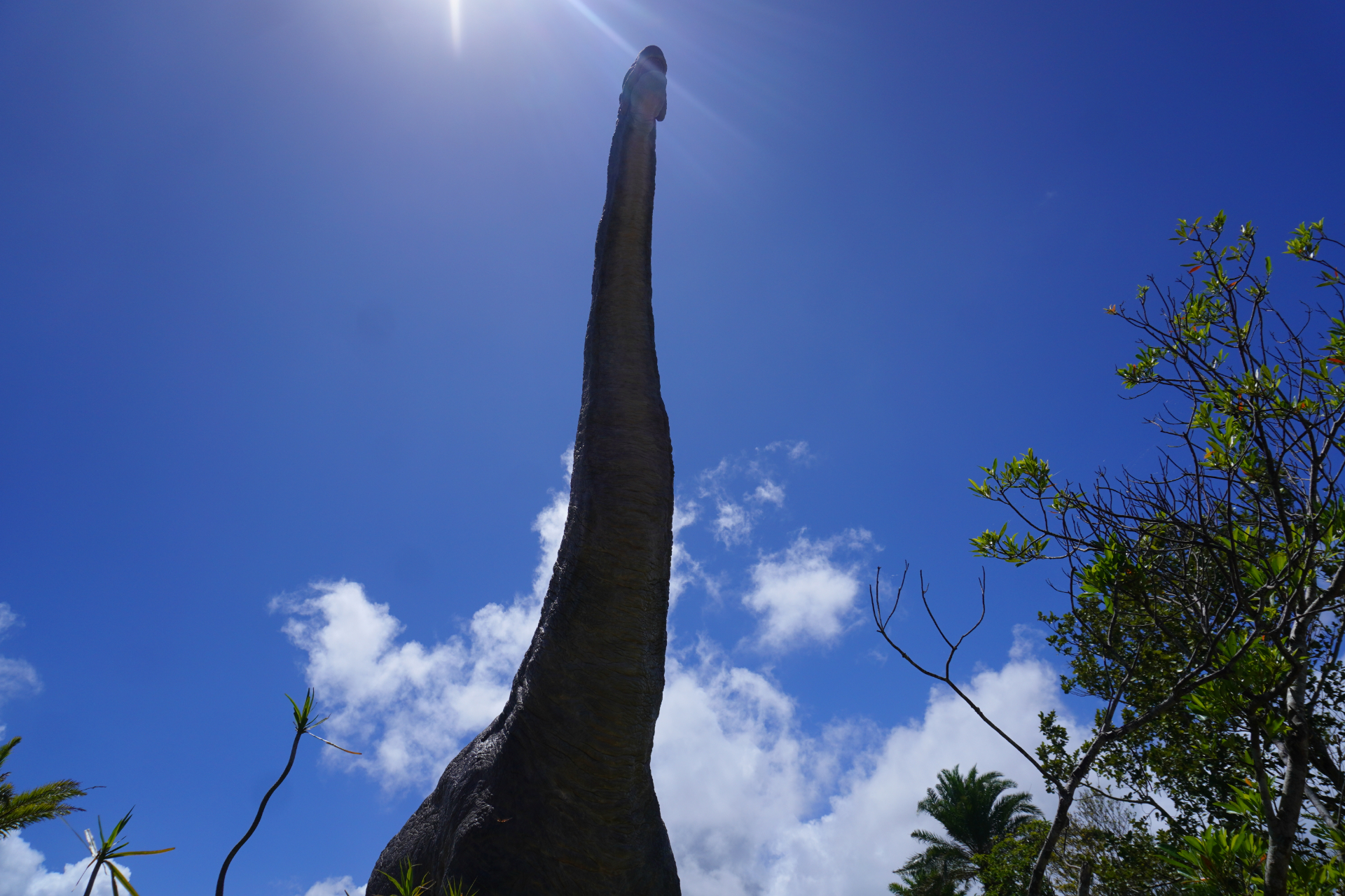 「ダイナソーサファリ」はオフロード車で駆け巡るジャングルツアー。次々と現われる恐竜に遭遇し、クライマックスはT-REXから逃れるため急勾配や池を猛スピードで爆走。途中でブラキオサウルスの股下を通り抜けることろでは滝のようなオシッコをかけられてしまうので要注意。無事に帰着すると、捕獲されたT-REXとの記念撮影タイムも