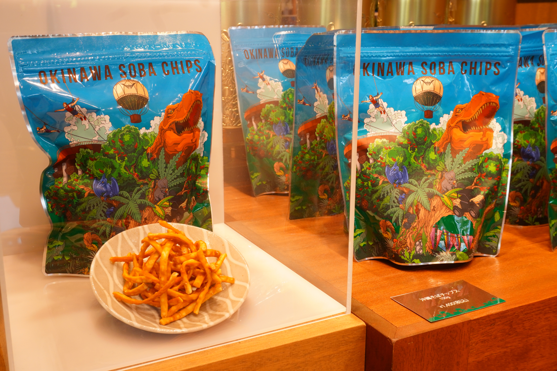 大型ショップ「ビレッジバザール」はパーク内に2か所。恐竜のぬいぐるみや親子で着られるアパレル、お菓子など、沖縄土産にもなる約550種類を取り揃える