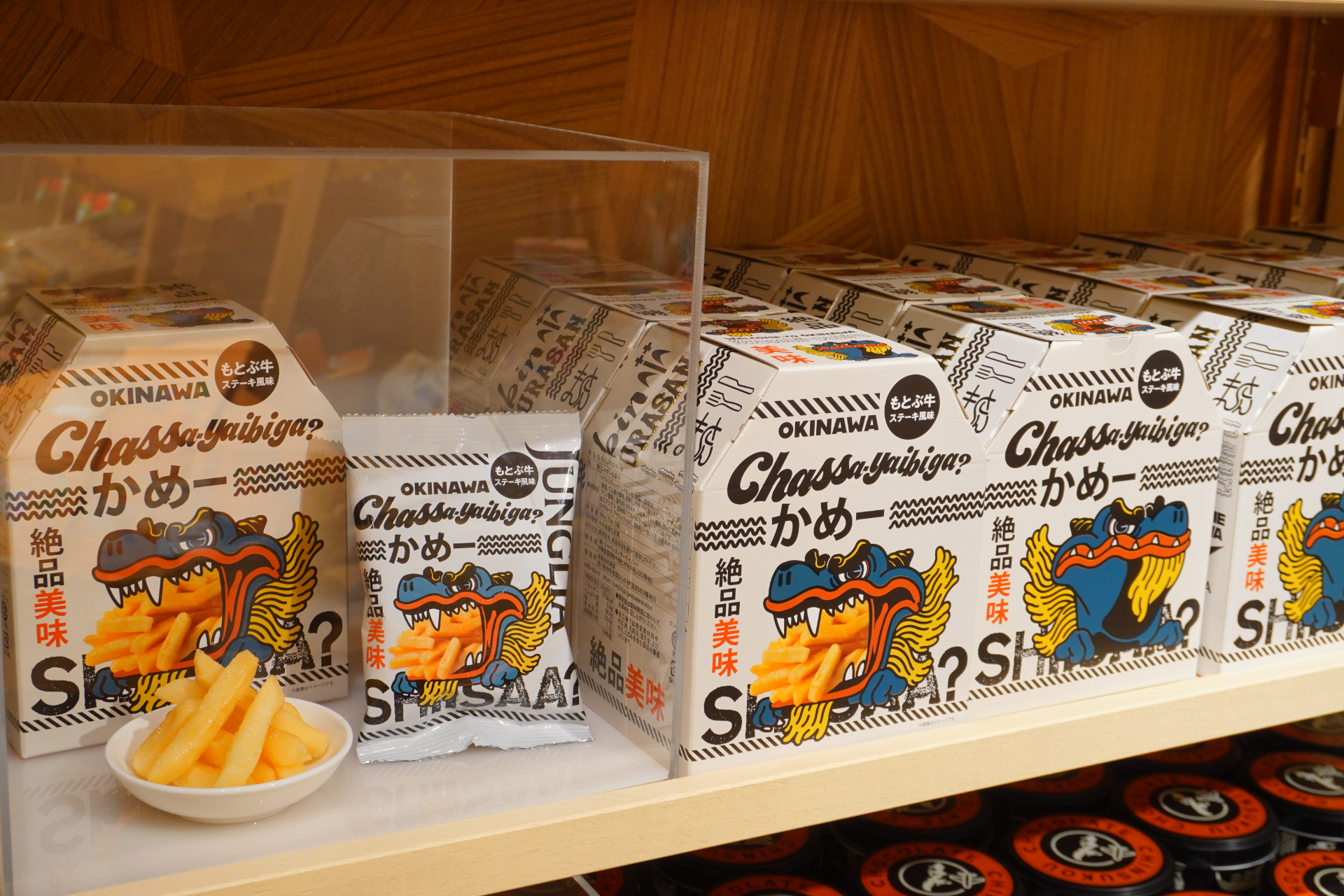 大型ショップ「ビレッジバザール」はパーク内に2か所。恐竜のぬいぐるみや親子で着られるアパレル、お菓子など、沖縄土産にもなる約550種類を取り揃える