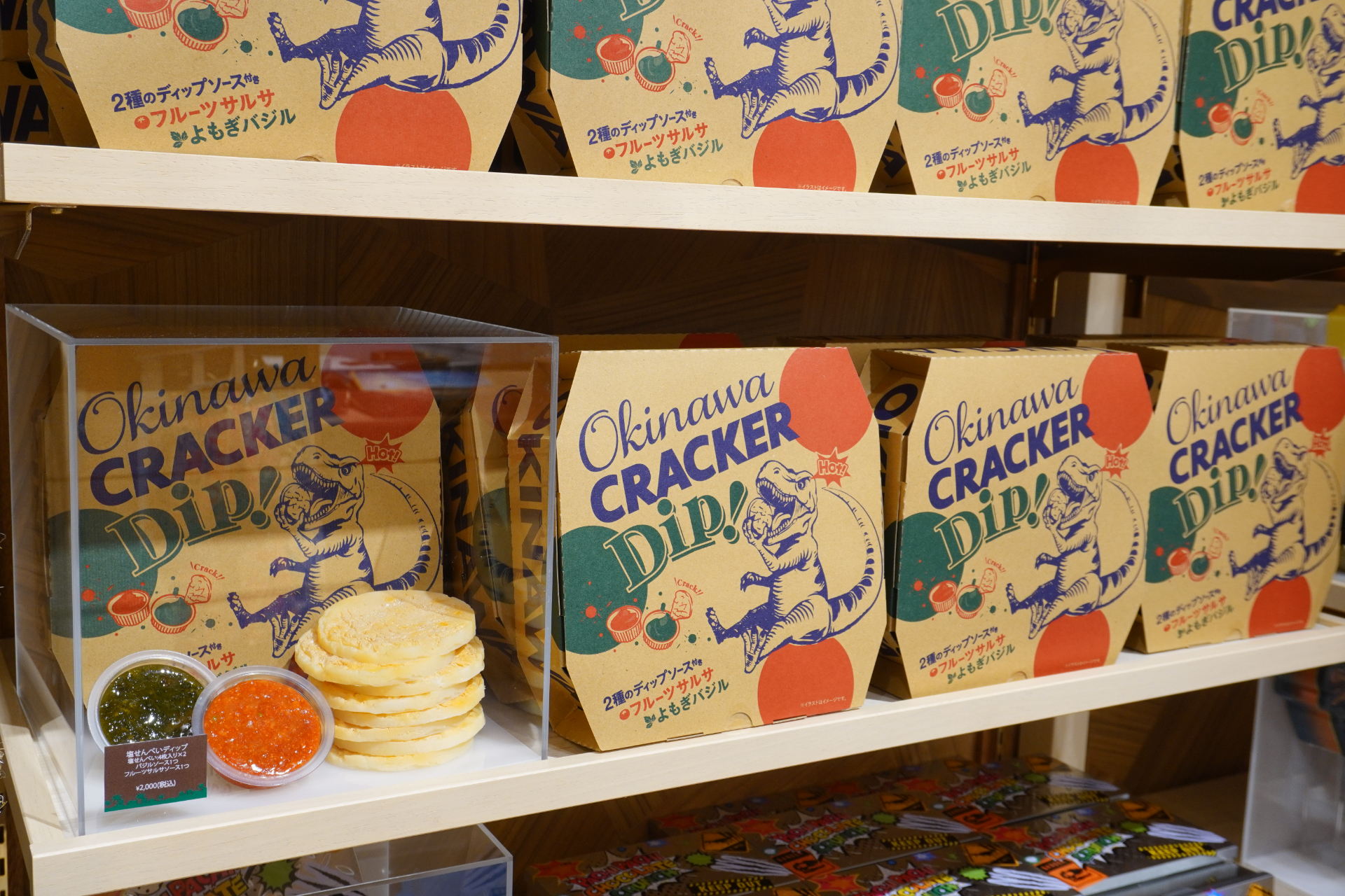 大型ショップ「ビレッジバザール」はパーク内に2か所。恐竜のぬいぐるみや親子で着られるアパレル、お菓子など、沖縄土産にもなる約550種類を取り揃える