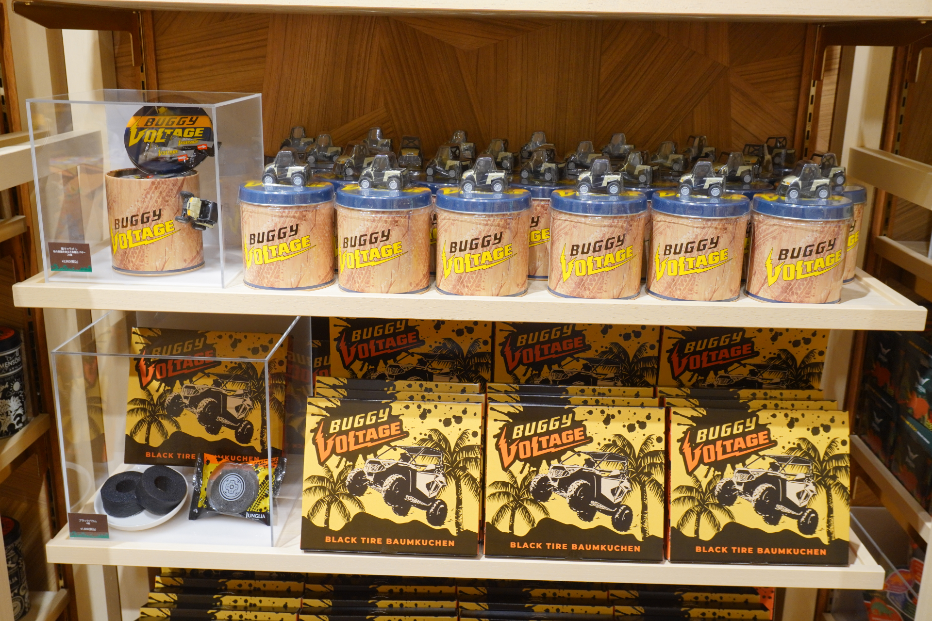 大型ショップ「ビレッジバザール」はパーク内に2か所。恐竜のぬいぐるみや親子で着られるアパレル、お菓子など、沖縄土産にもなる約550種類を取り揃える