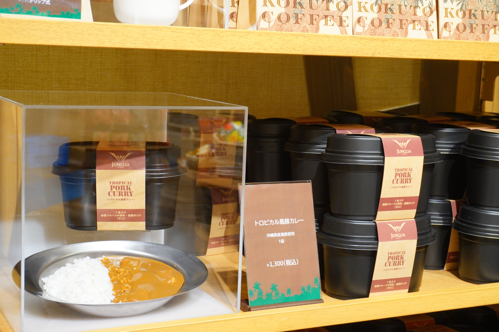 大型ショップ「ビレッジバザール」はパーク内に2か所。恐竜のぬいぐるみや親子で着られるアパレル、お菓子など、沖縄土産にもなる約550種類を取り揃える