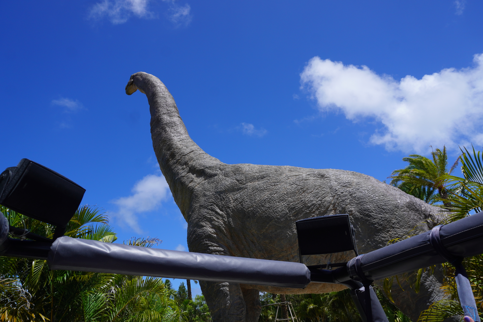 「ダイナソーサファリ」はオフロード車で駆け巡るジャングルツアー。次々と現われる恐竜に遭遇し、クライマックスはT-REXから逃れるため急勾配や池を猛スピードで爆走。途中でブラキオサウルスの股下を通り抜けることろでは滝のようなオシッコをかけられてしまうので要注意。無事に帰着すると、捕獲されたT-REXとの記念撮影タイムも