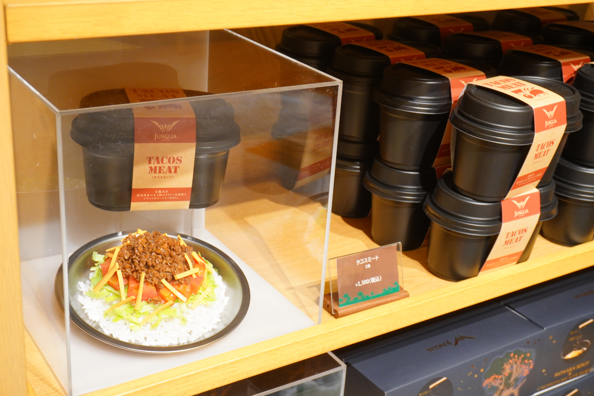 大型ショップ「ビレッジバザール」はパーク内に2か所。恐竜のぬいぐるみや親子で着られるアパレル、お菓子など、沖縄土産にもなる約550種類を取り揃える