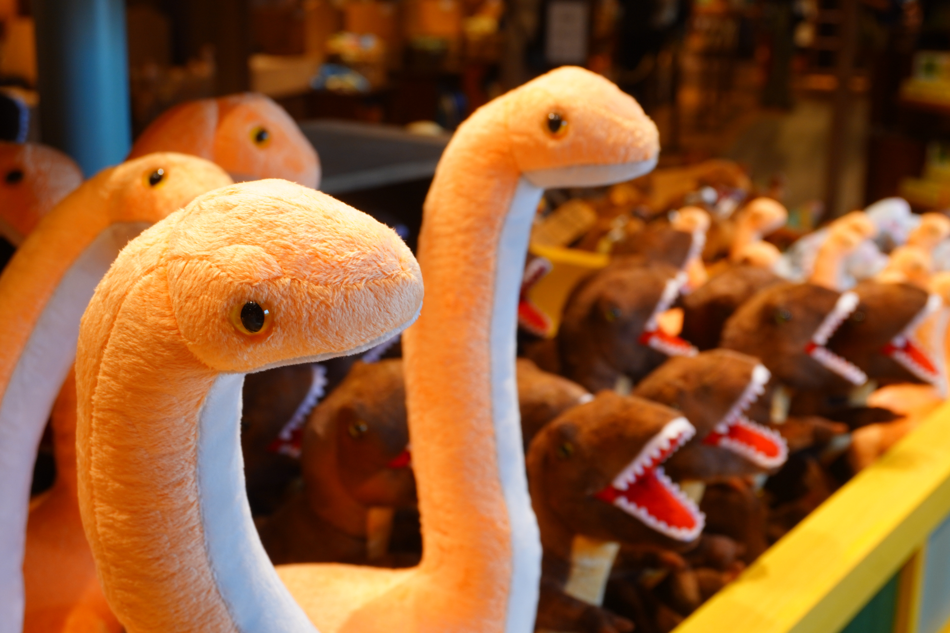 大型ショップ「ビレッジバザール」はパーク内に2か所。恐竜のぬいぐるみや親子で着られるアパレル、お菓子など、沖縄土産にもなる約550種類を取り揃える